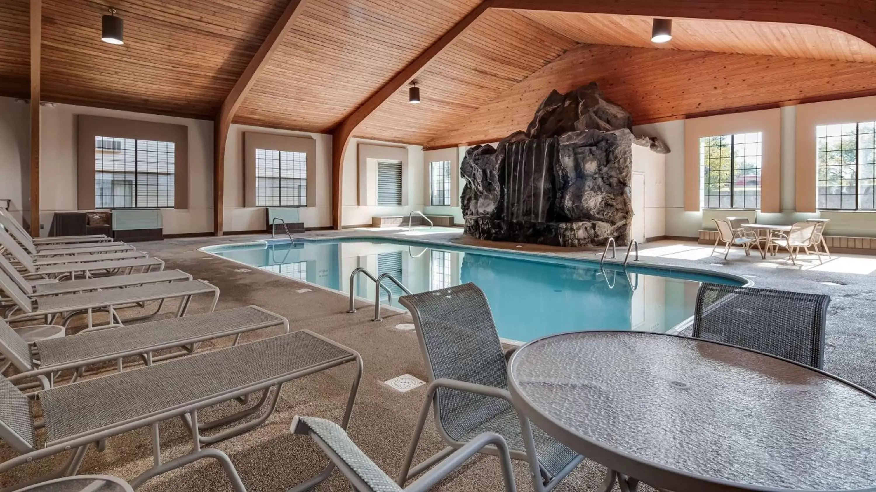 Activities, Swimming Pool in Best Western Lapeer Inn