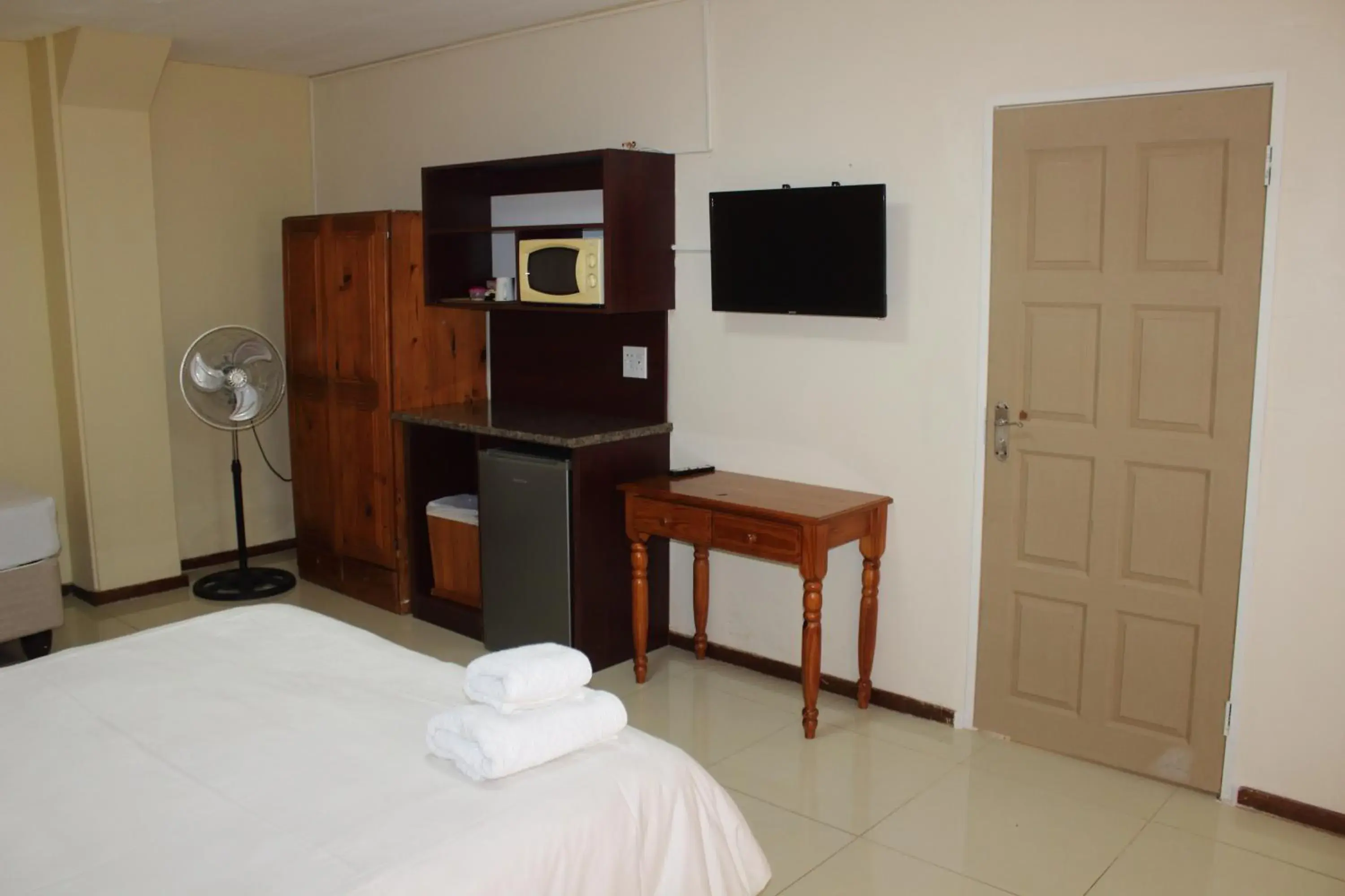 Bed, TV/Entertainment Center in Purple Olive Guest House