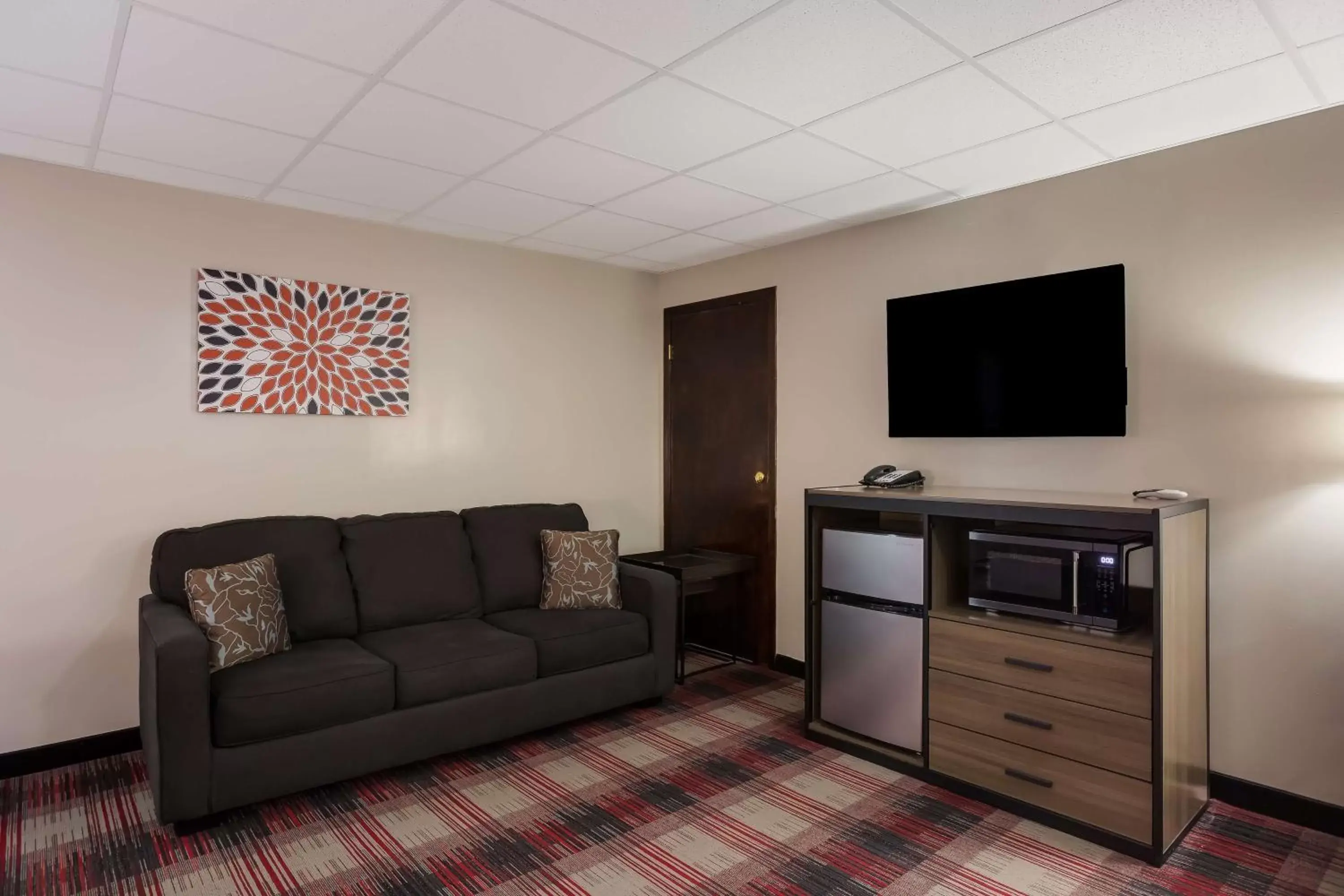 Bedroom, Seating Area in SureStay Hotel by Best Western Higginsville