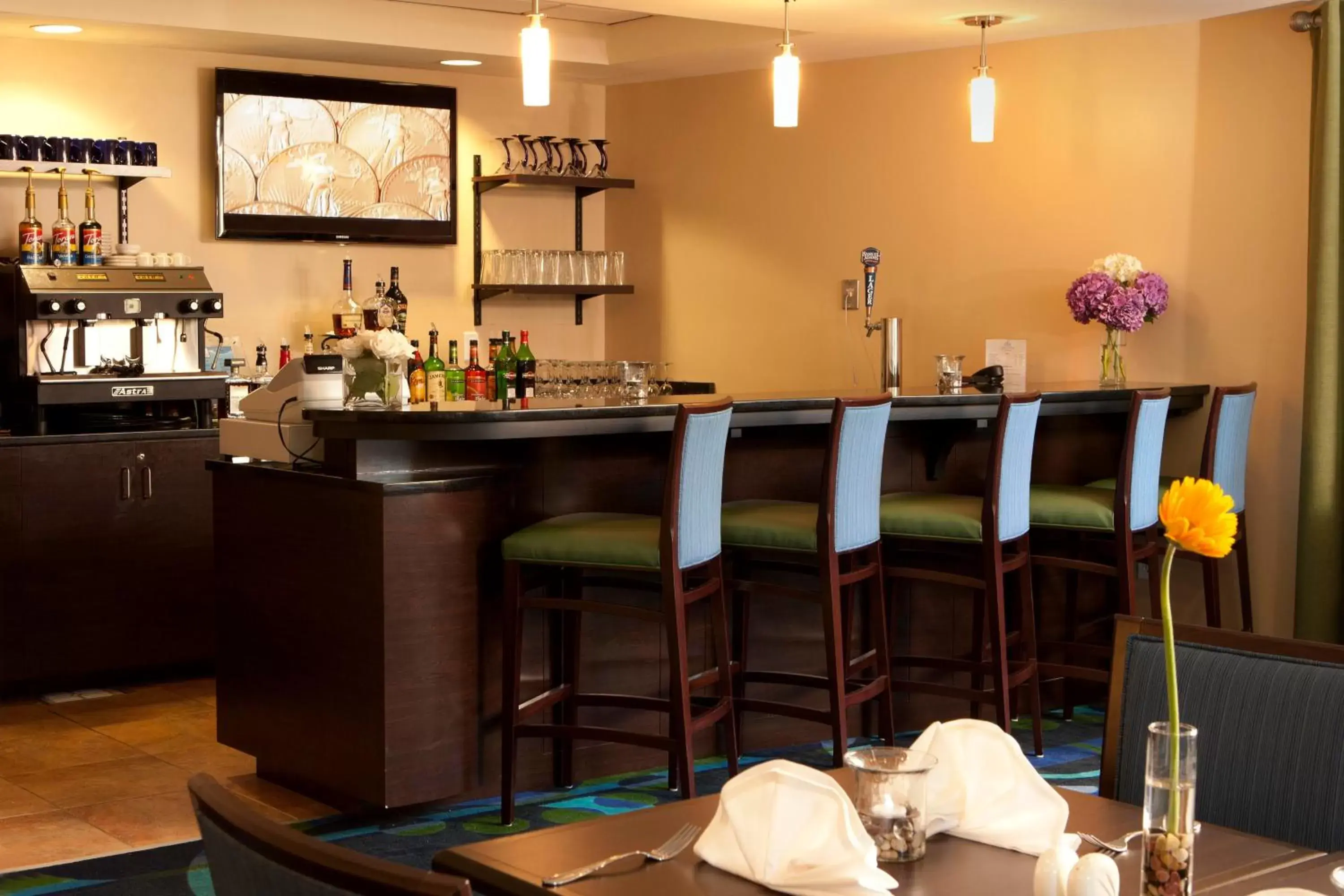 Lounge or bar, Restaurant/Places to Eat in The Wylie Inn and Conference Center at Endicott College