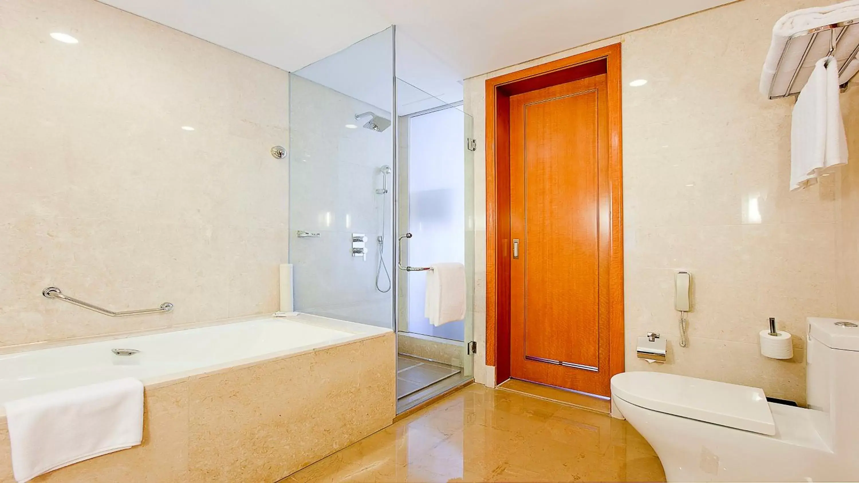 Photo of the whole room, Bathroom in Holiday Inn Hangzhou CBD, an IHG Hotel