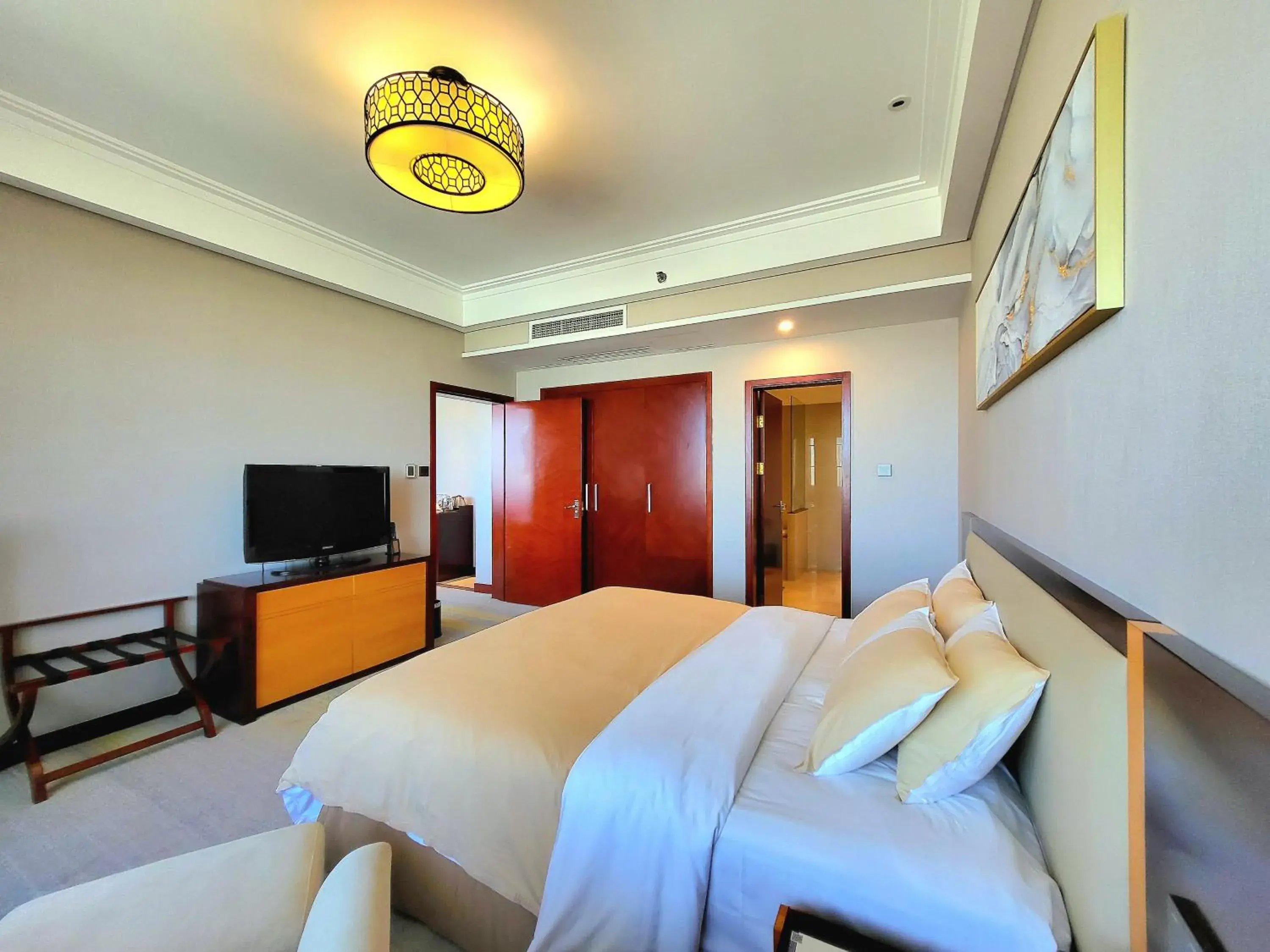 Bed, TV/Entertainment Center in Tianjin Saixiang Hotel