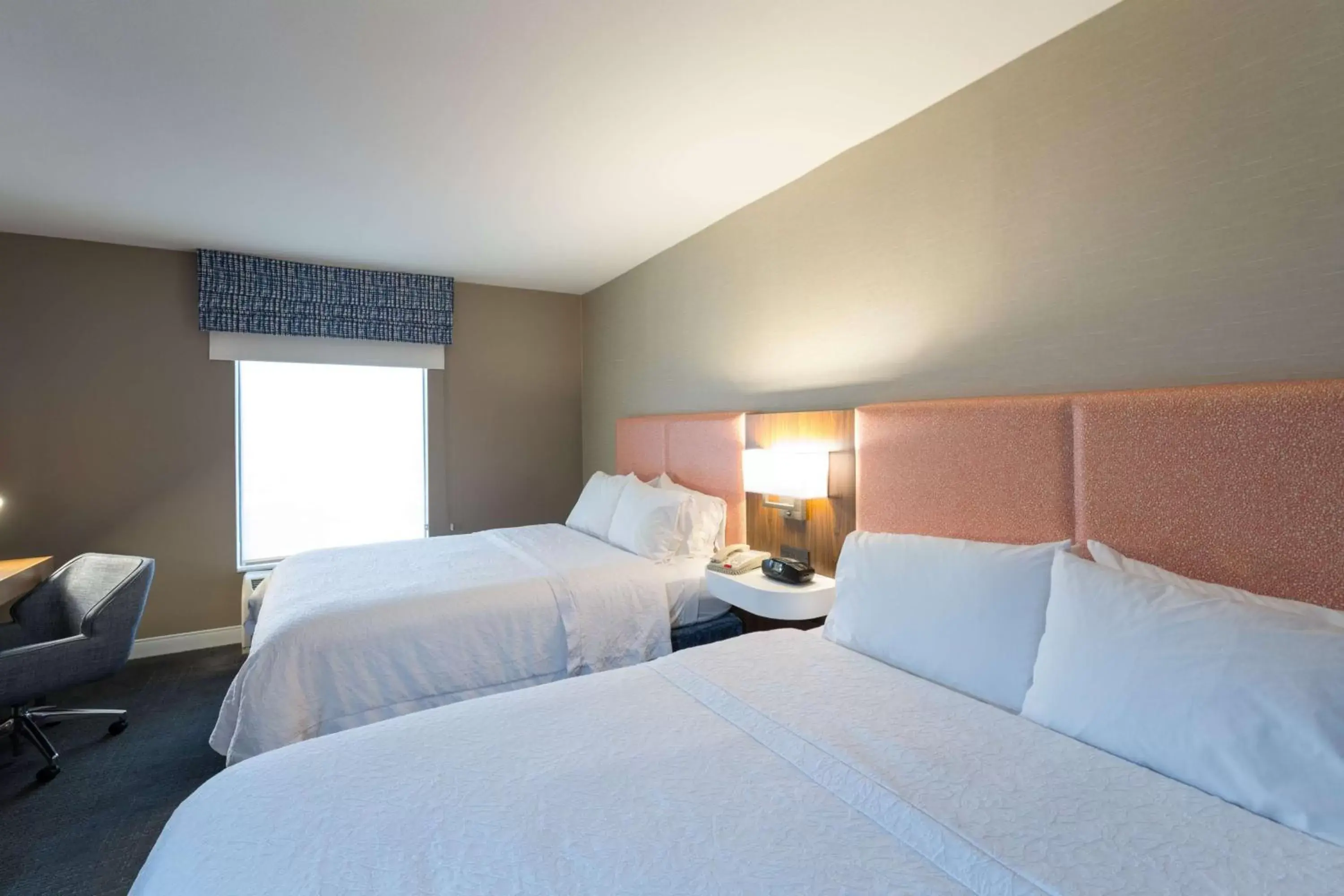 Bedroom, Bed in Hampton Inn and Suites Jamestown