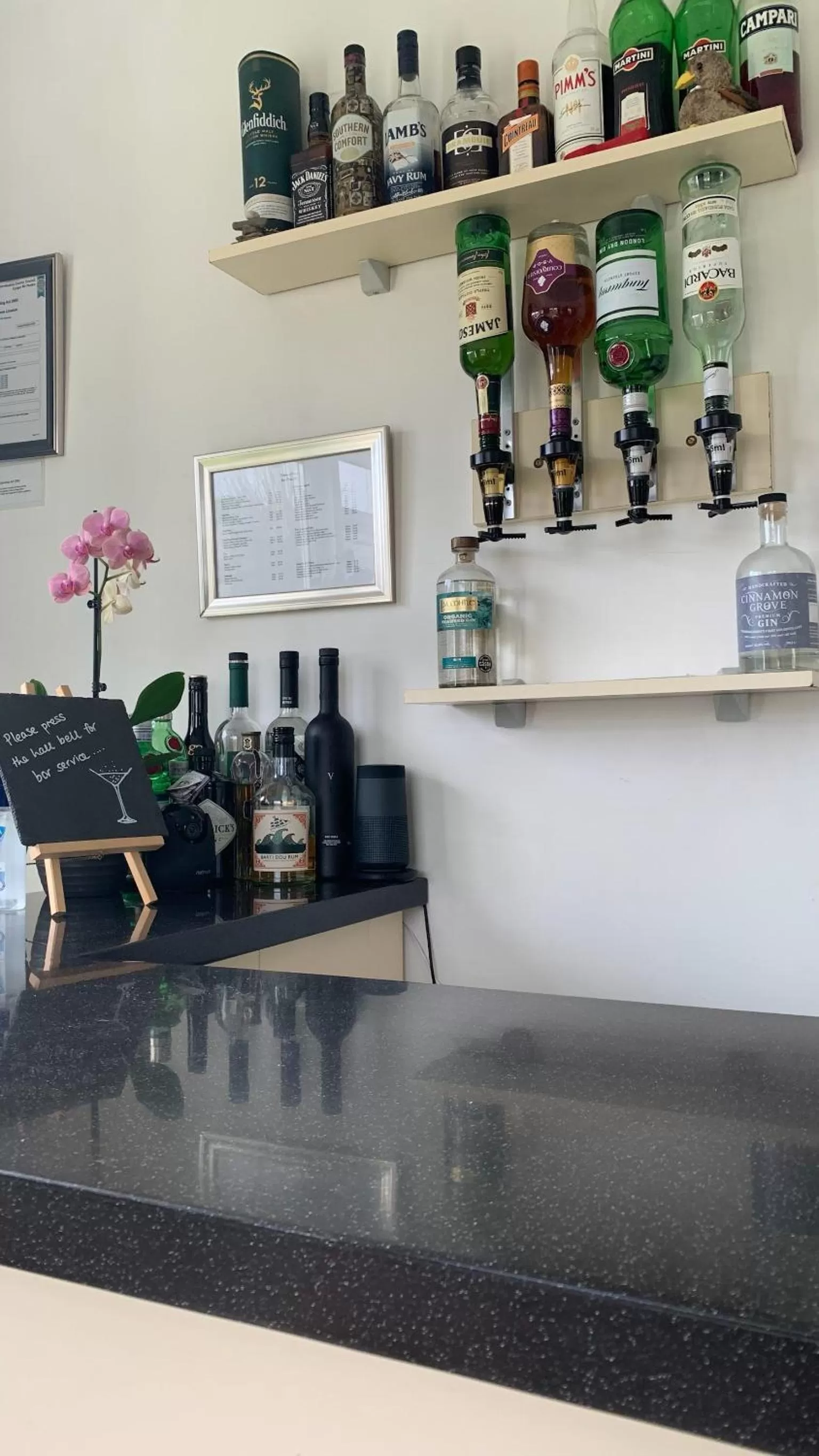 Lounge or bar in Ramsey House - Luxury Licensed B&B - Parking and Guest Lounge