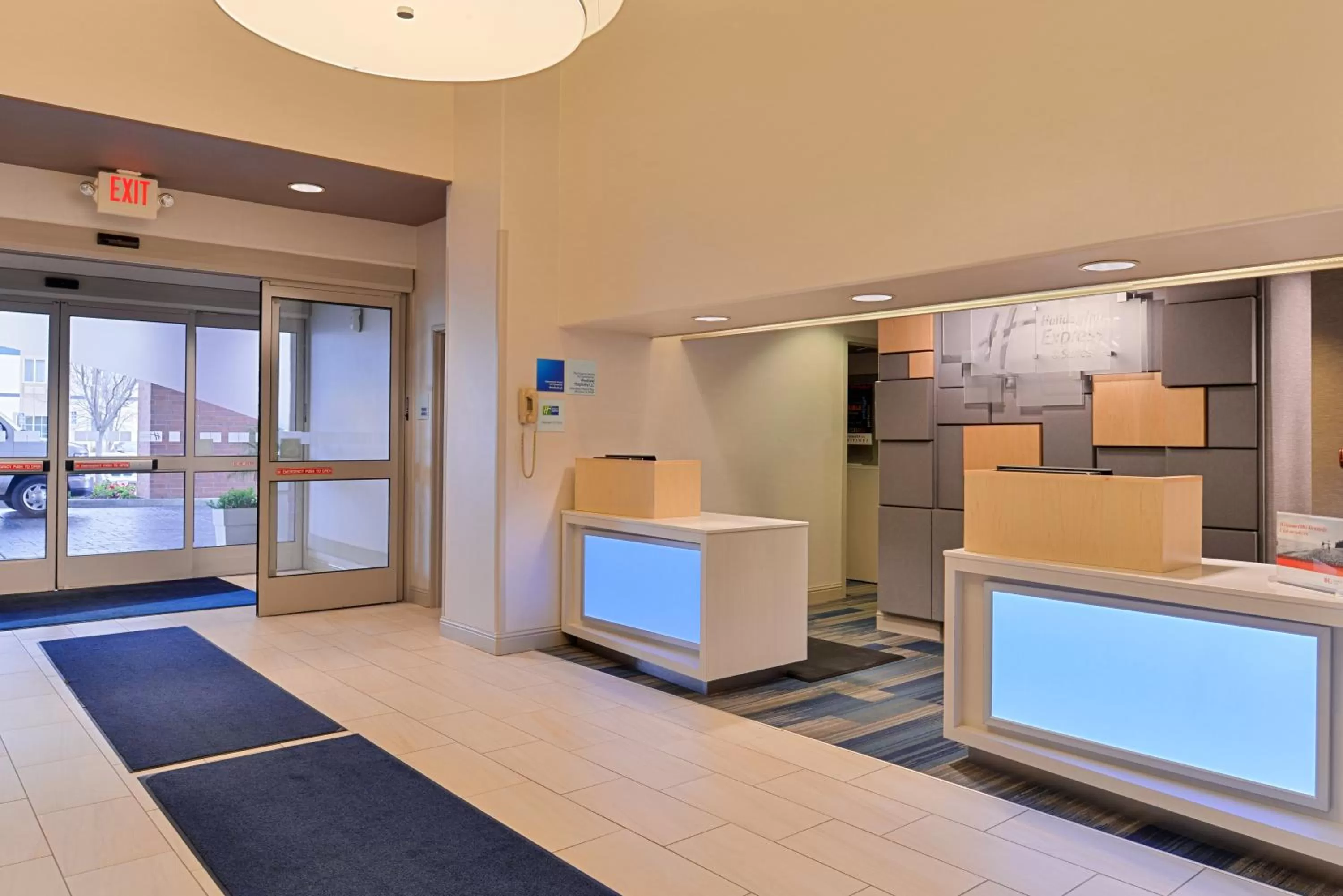 Lobby or reception in Holiday Inn Express Woodland by IHG