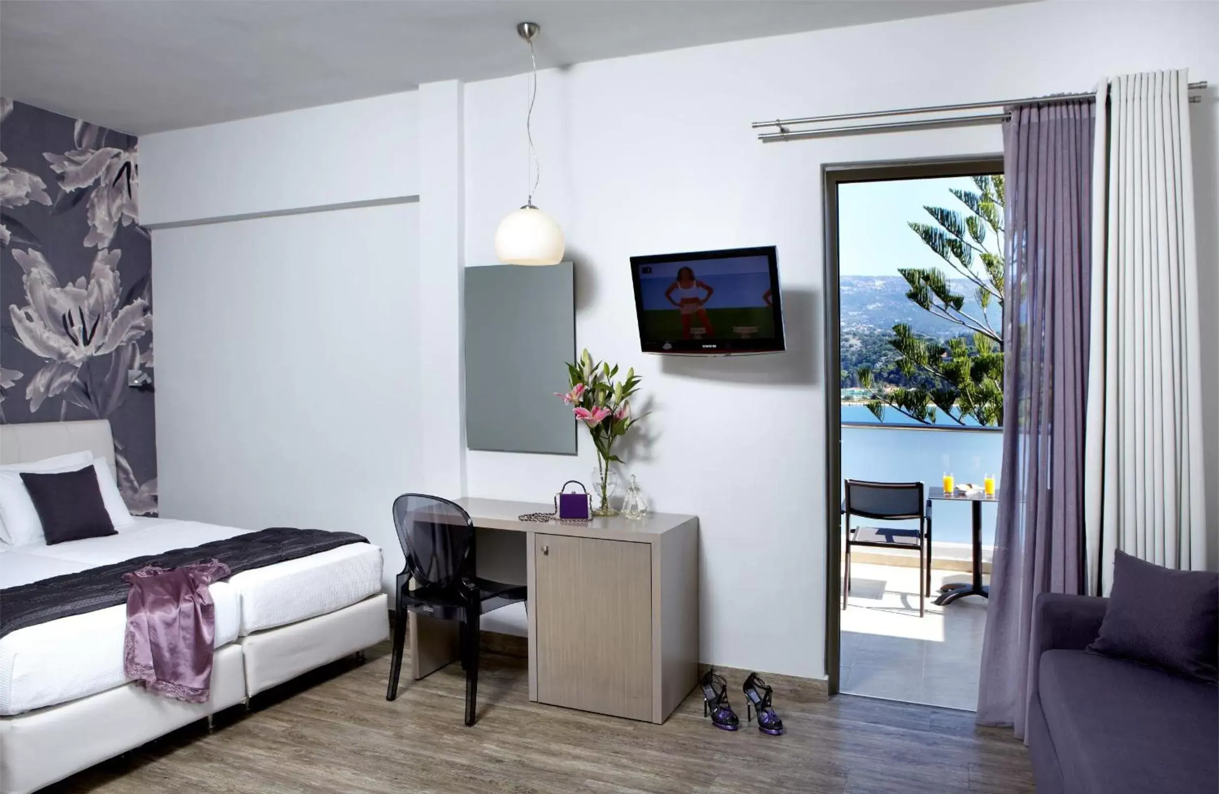 Bed, TV/Entertainment Center in Mouikis Hotel Kefalonia