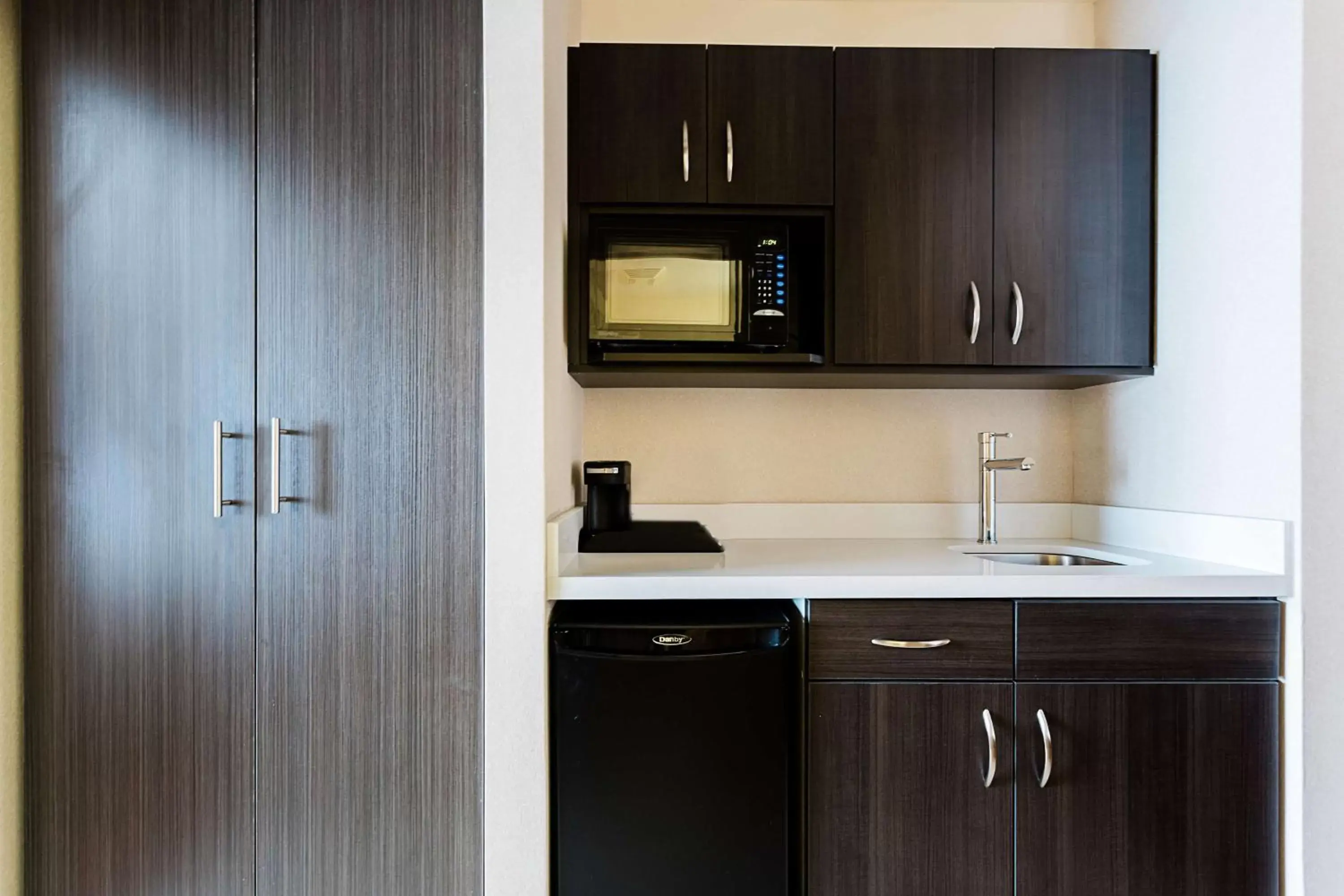 Photo of the whole room, Kitchen/Kitchenette in Best Western Inn On The Bay