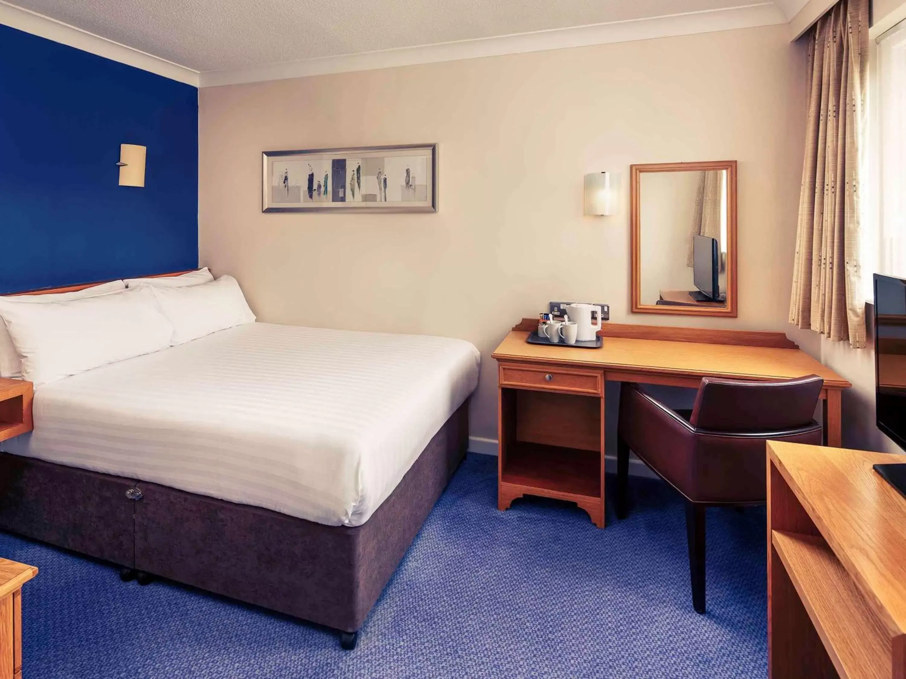 Photo of the whole room, Bed in Mercure Bradford, Bankfield Hotel