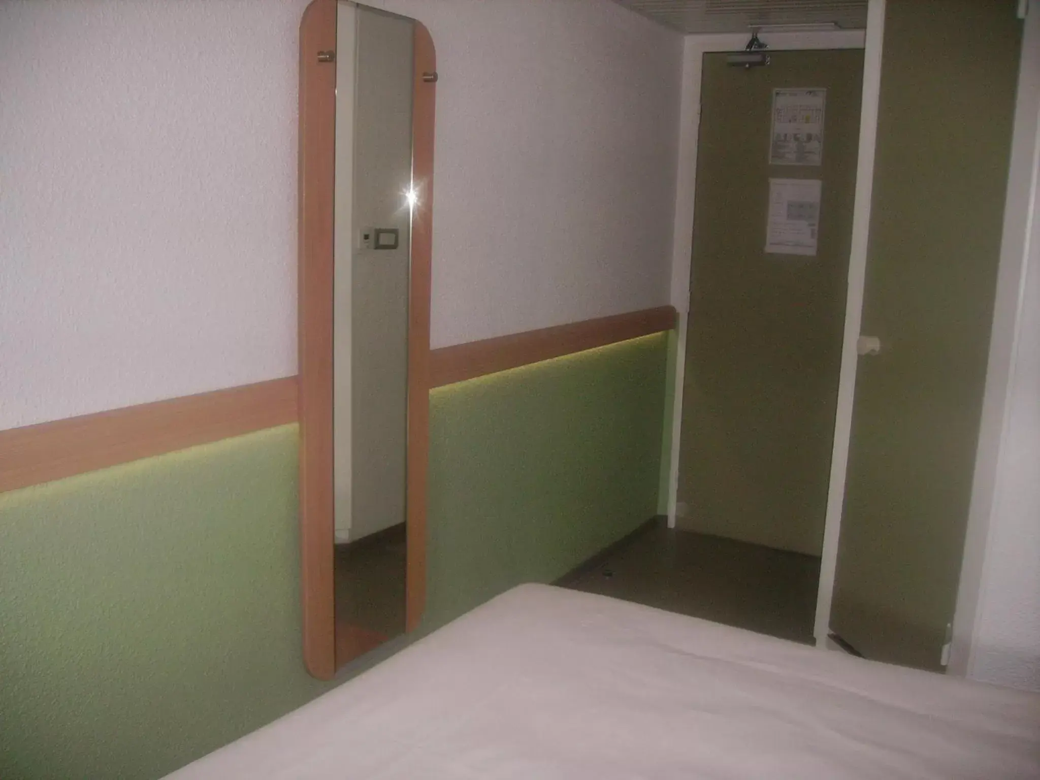 Photo of the whole room, Bed in ibis budget Remiremont