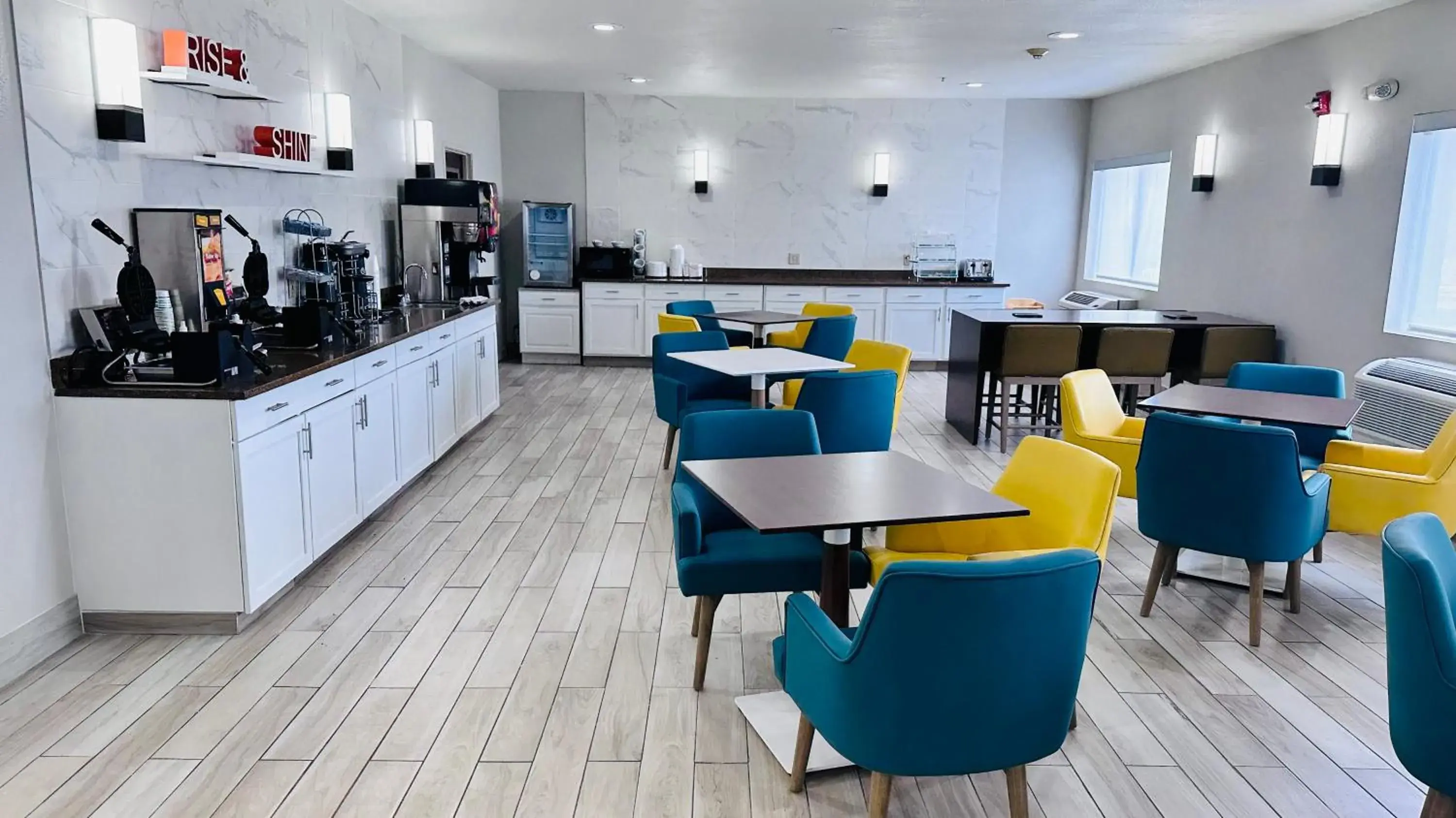 Breakfast, Lounge/Bar in Comfort Suites Denver North - Westminster