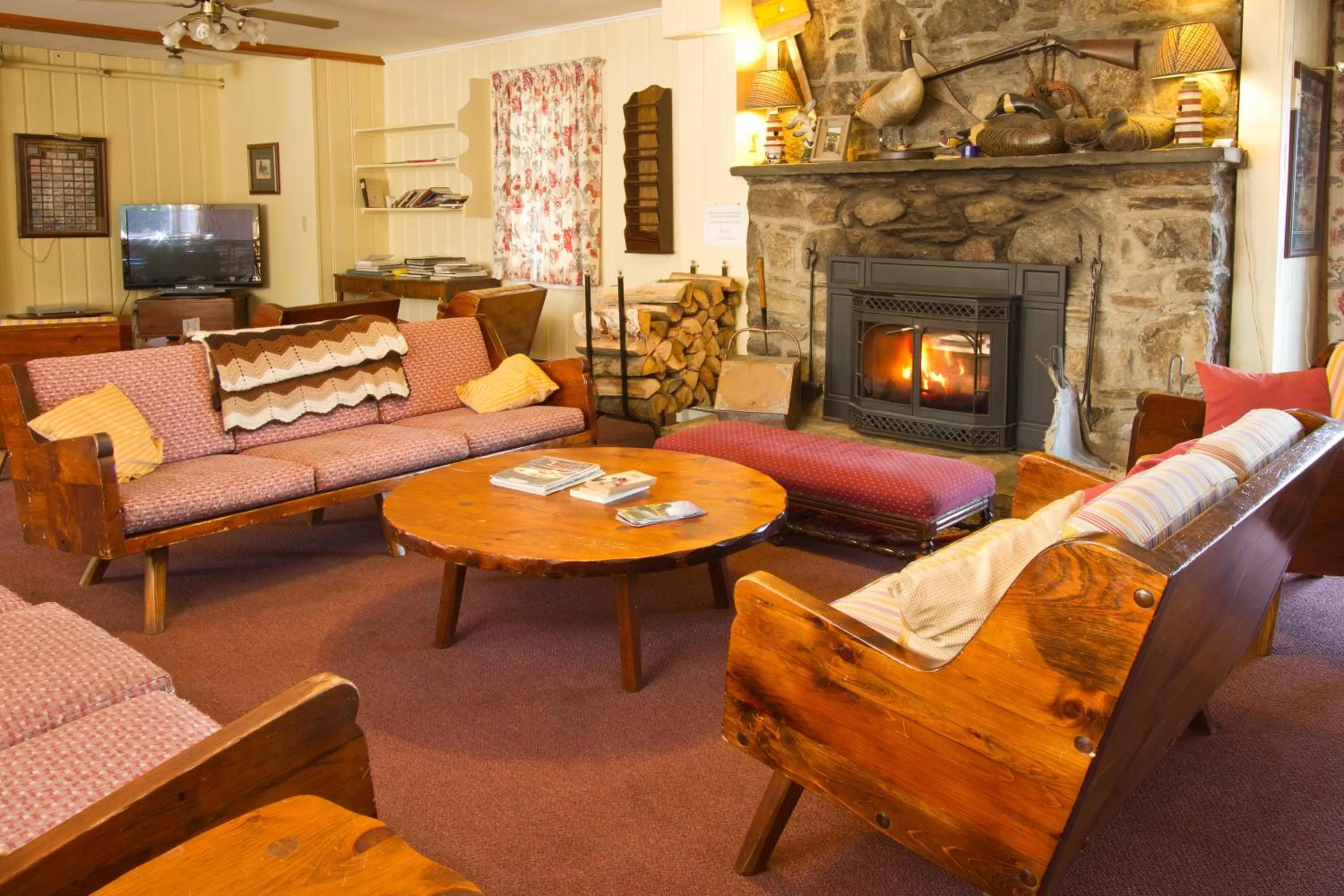 Communal lounge/ TV room, Seating Area in Gray Ghost Inn