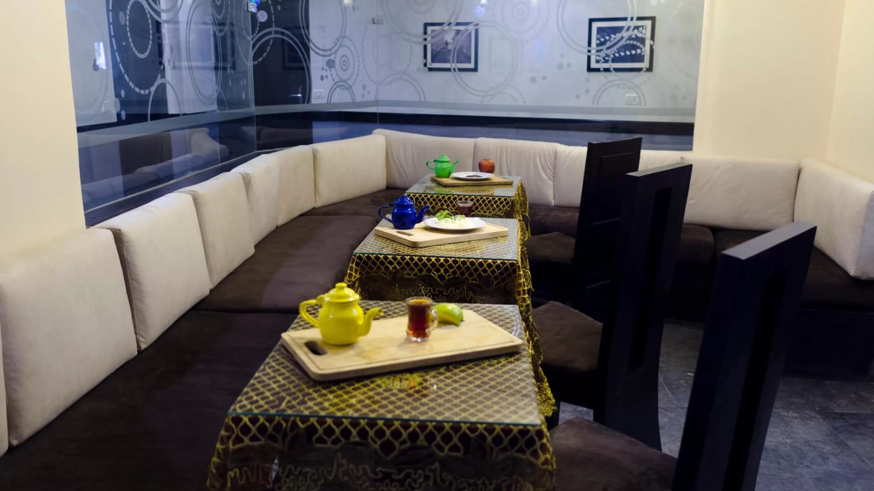 Restaurant/places to eat in NewCity Hotel & Suites