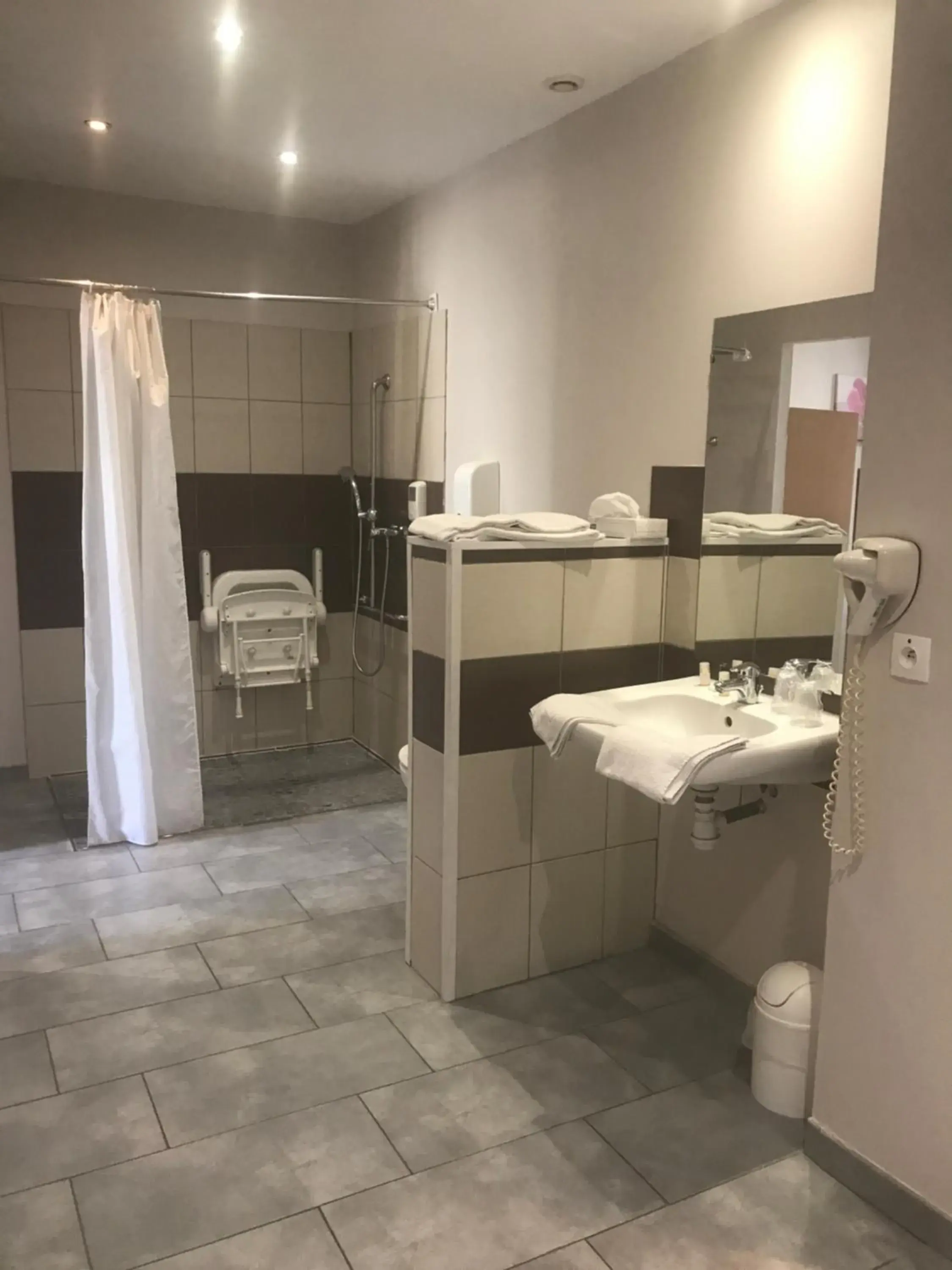 Shower, Bathroom in Au Royal Hotel