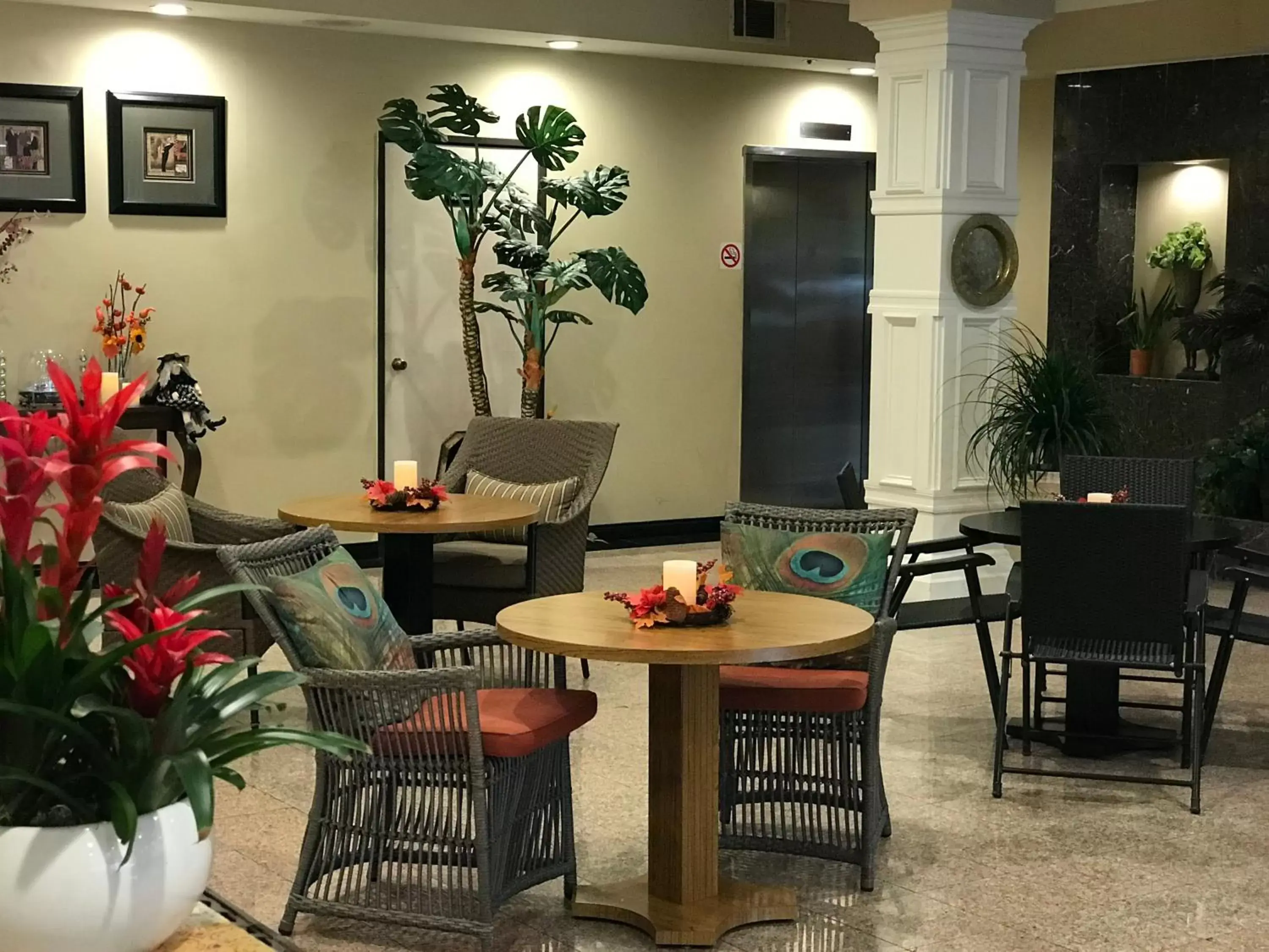 Lounge or bar, Restaurant/Places to Eat in GreenTree Inn & Suites Los Angeles - Alhambra - Pasadena