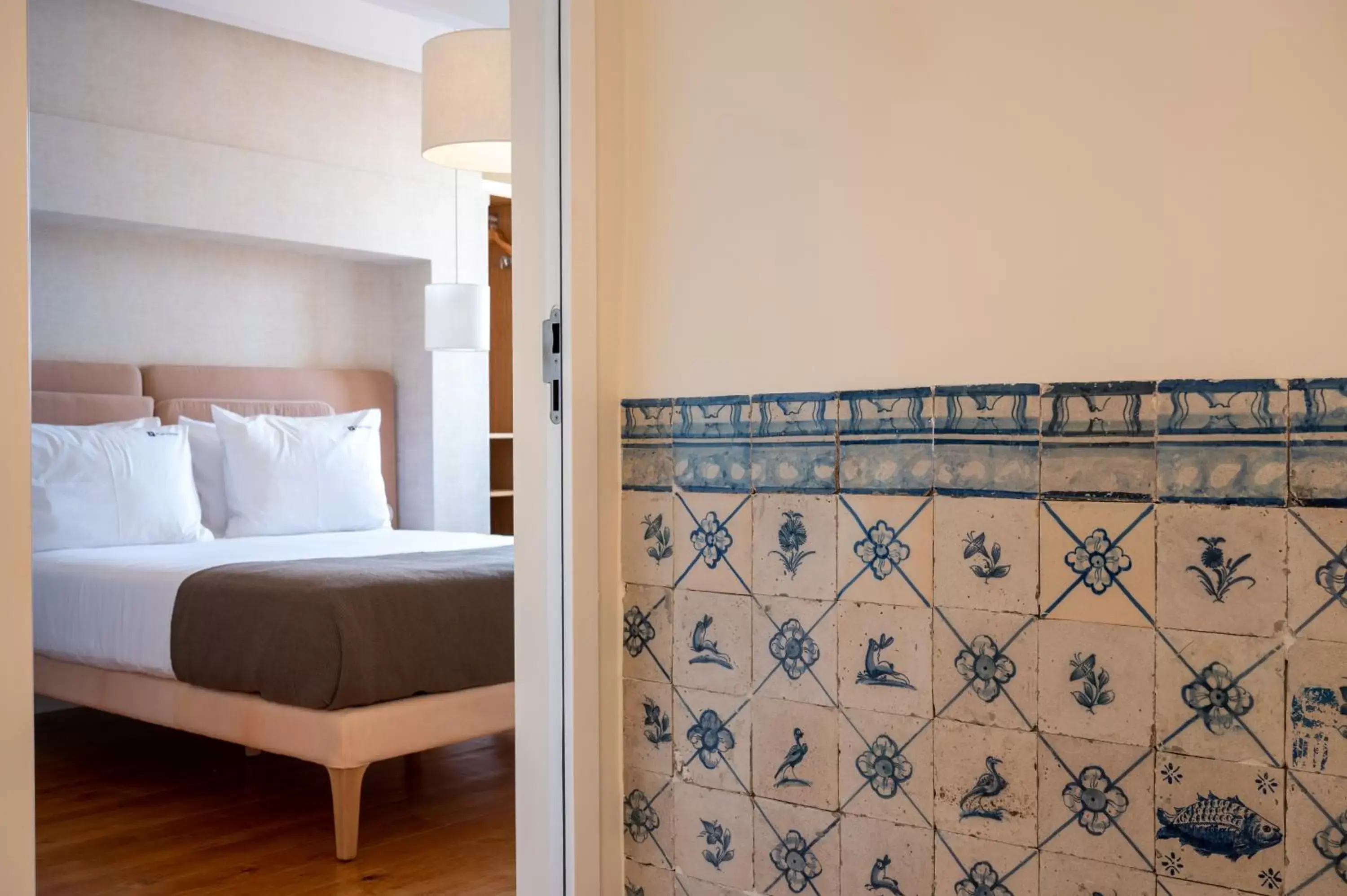 Decorative detail, Bed in Memoria Lisboa FLH Hotels