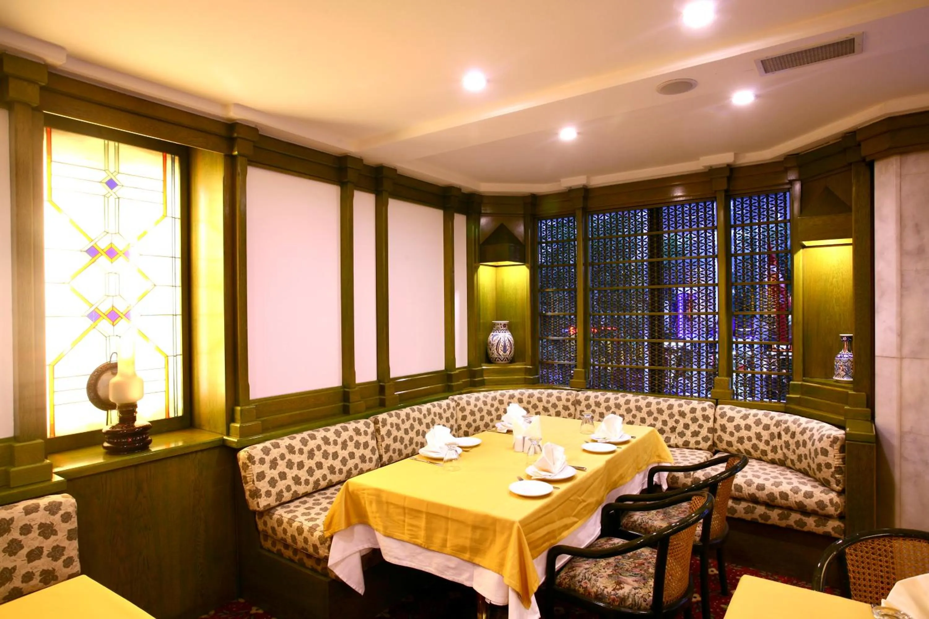 Restaurant/places to eat in Istanbul Royal Hotel