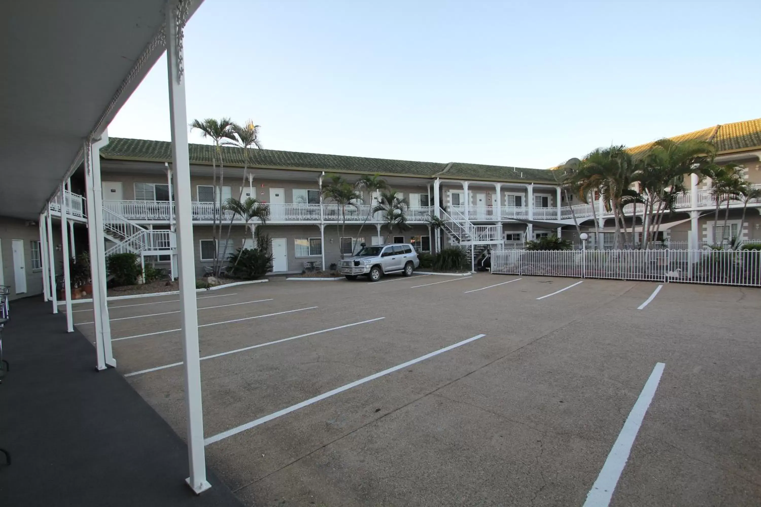 Parking in Colonial Rose Motel