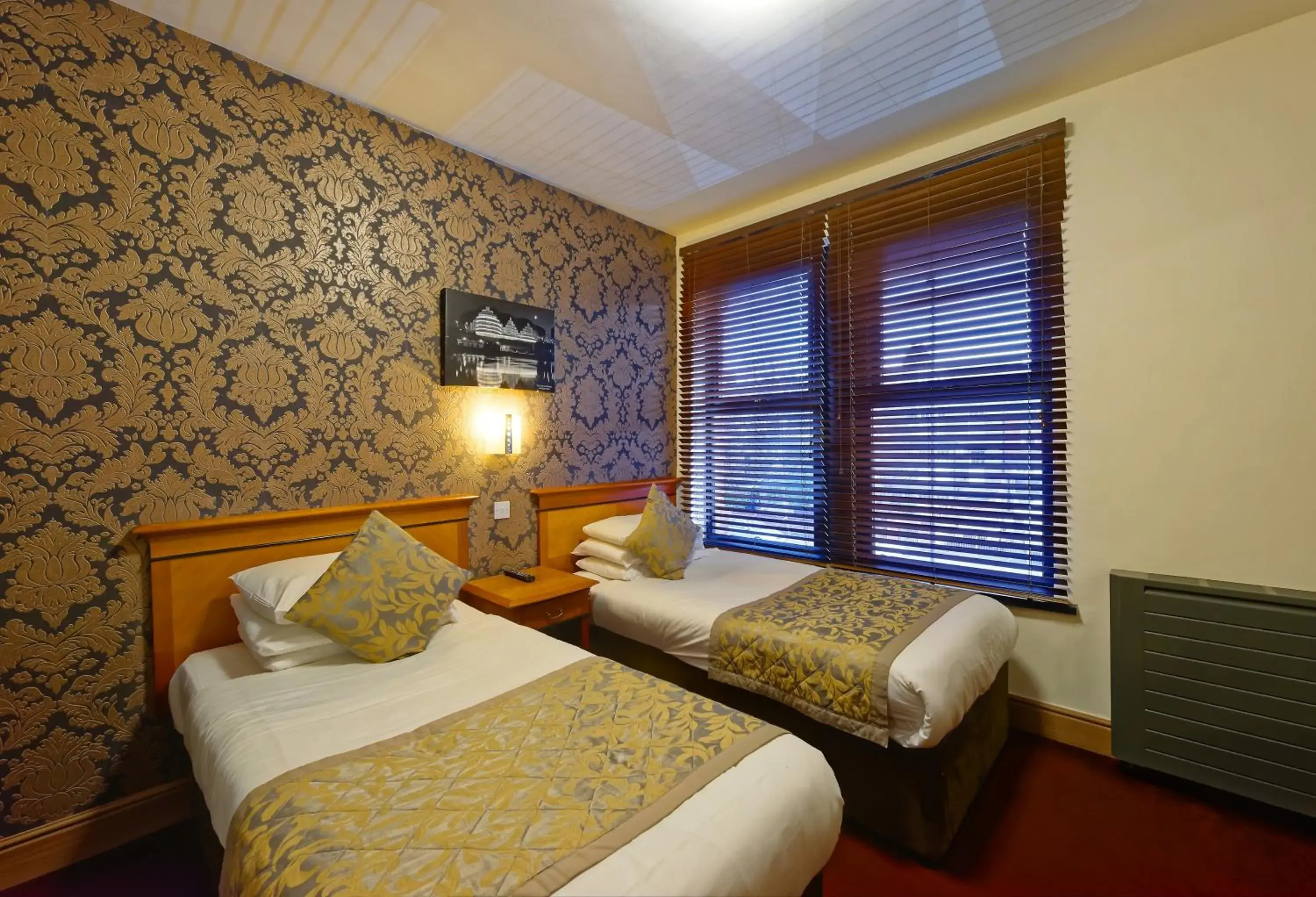 Photo of the whole room, Bed in Grainger Hotel Photo of the whole room, Bed in Grainger Hotel