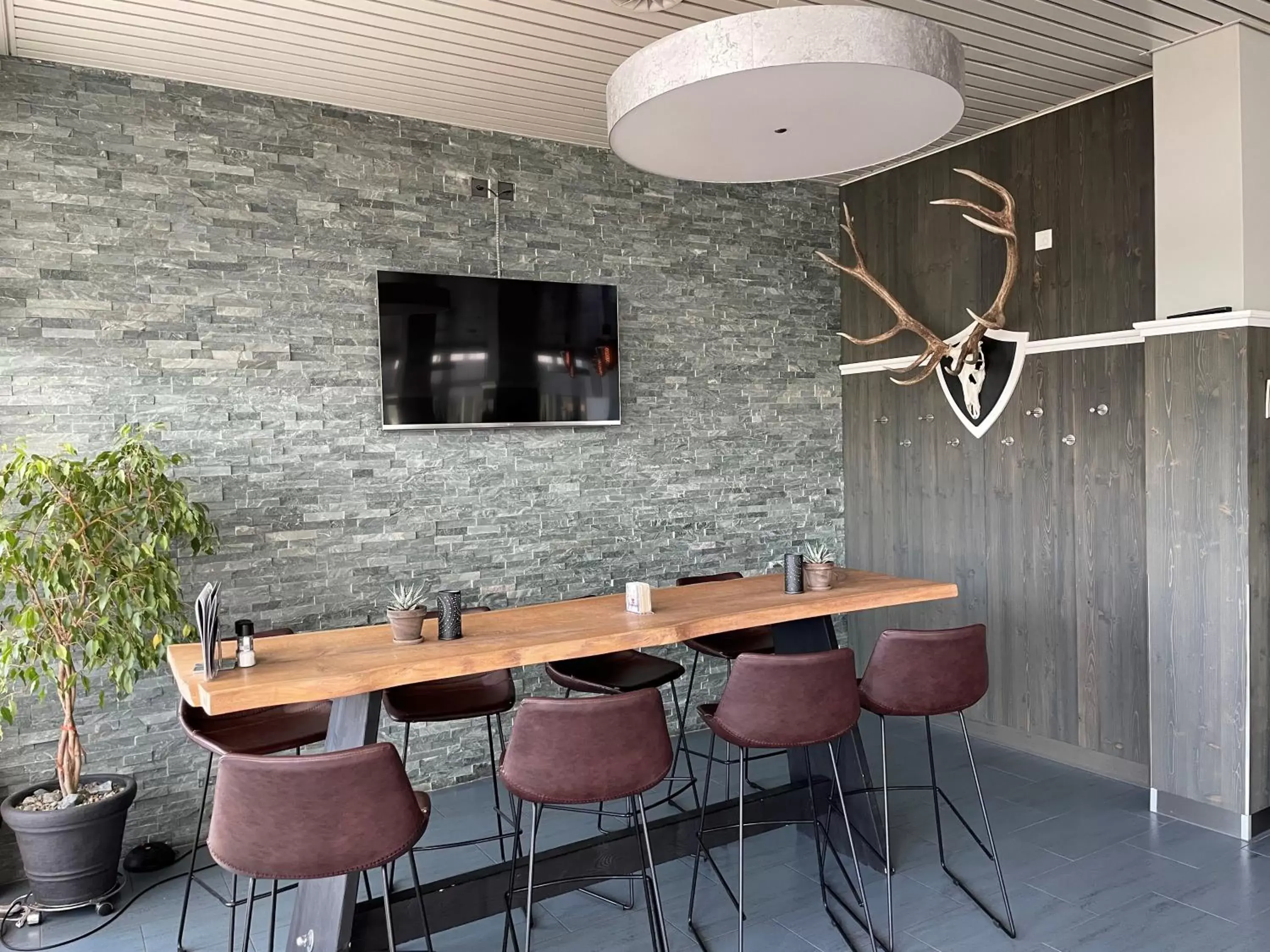 Dining area in Airporthotel Grenchen