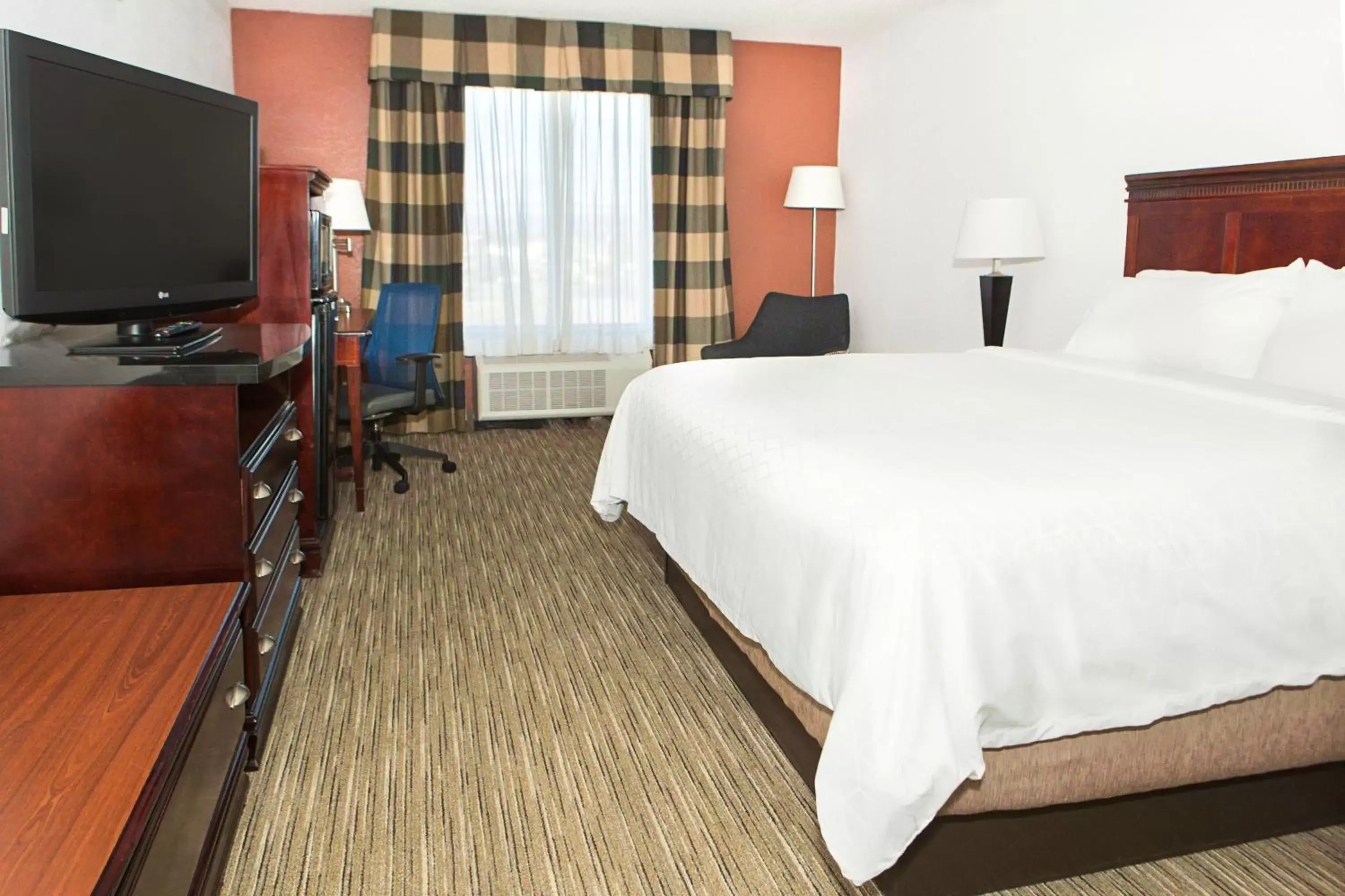 Photo of the whole room, Bed in Holiday Inn Express & Suites by IHG Chambersburg, an IHG Hotel