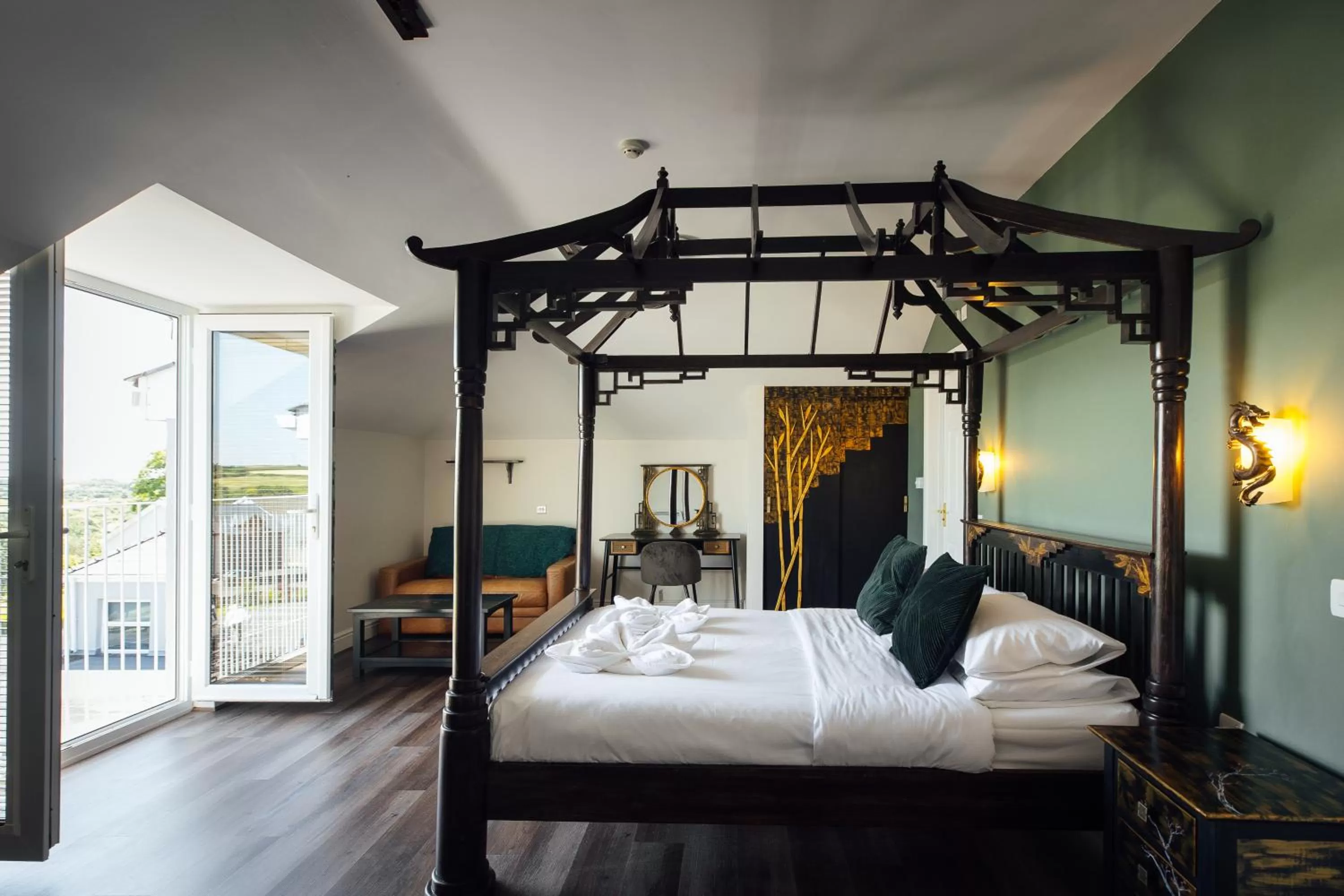 Photo of the whole room, Bed in The Imperial Dragon Hotel