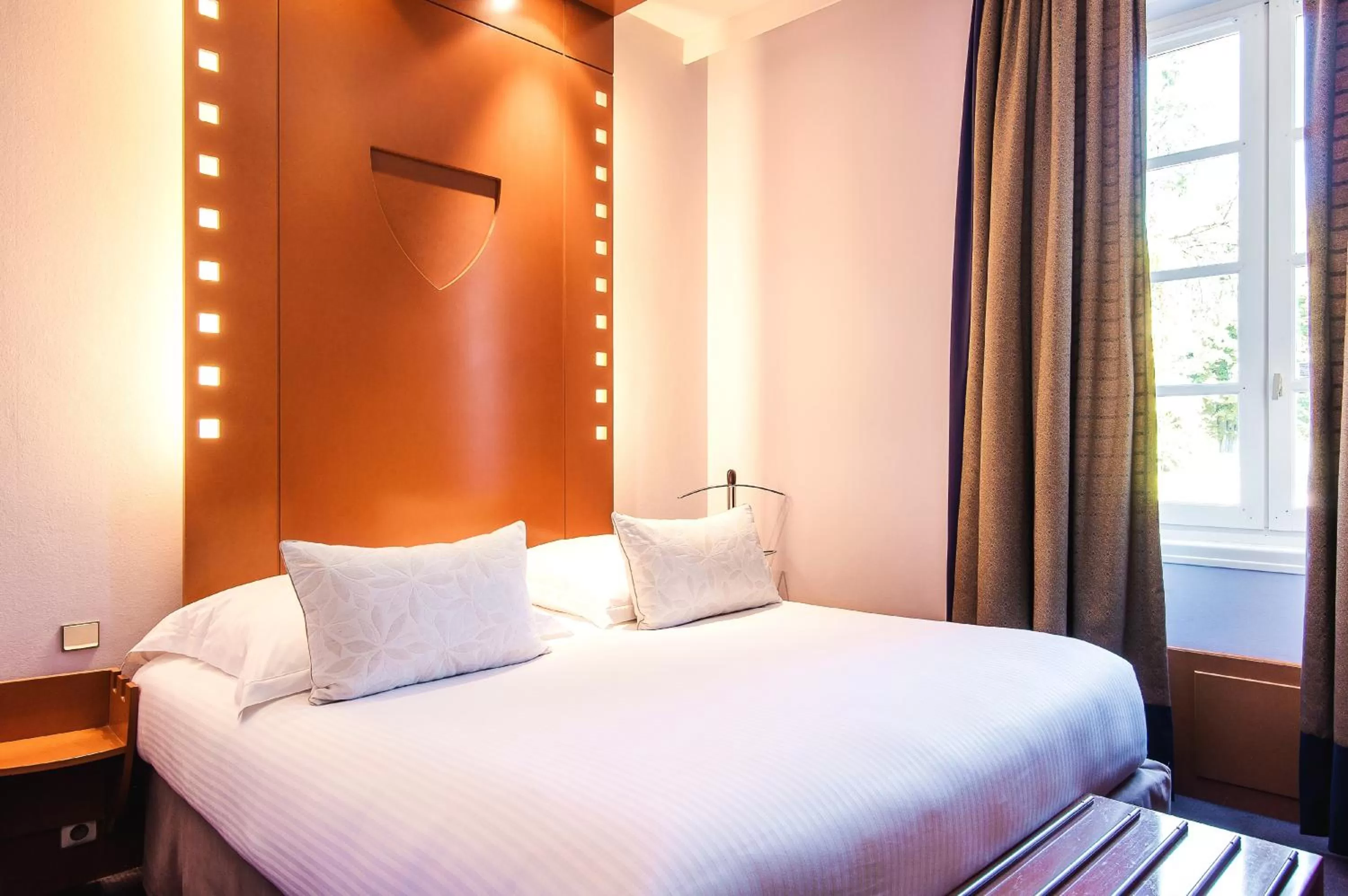 Bedroom, Bed in Hôtel Au Logis des Remparts