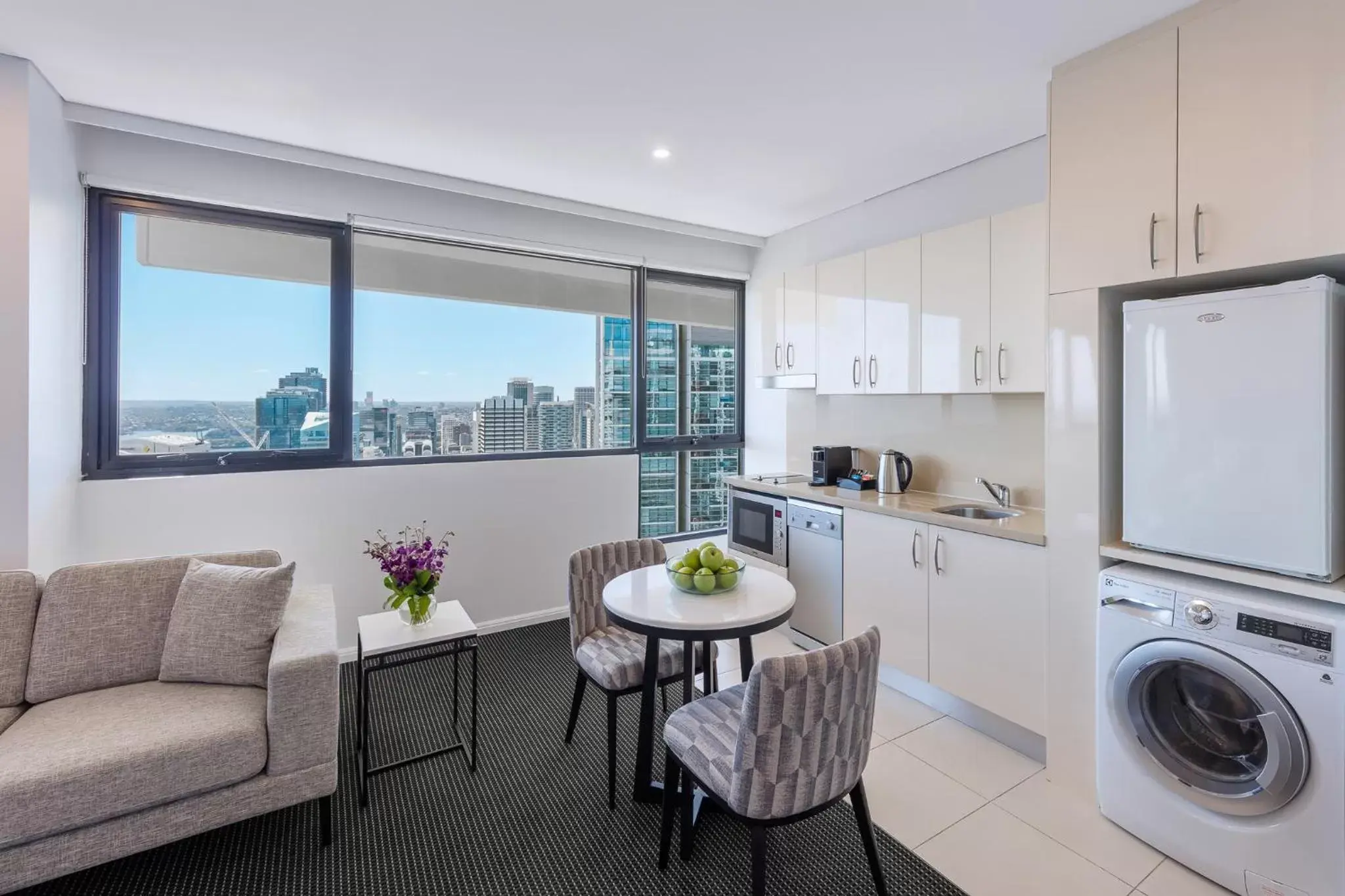 View (from property/room), Kitchen/Kitchenette in Meriton Suites Kent Street, Sydney