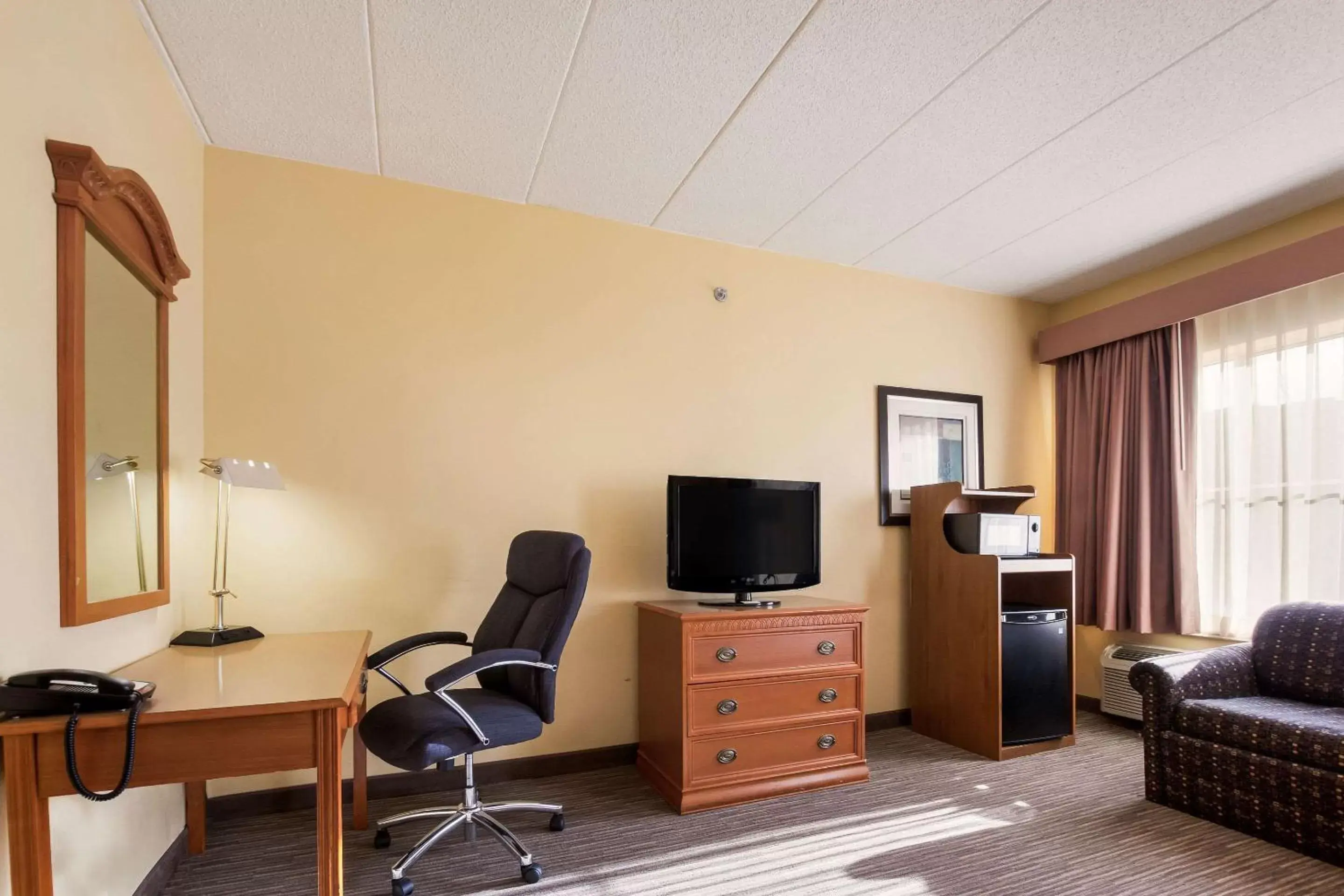 Bedroom, TV/Entertainment Center in Quality Inn & Suites CVG Airport