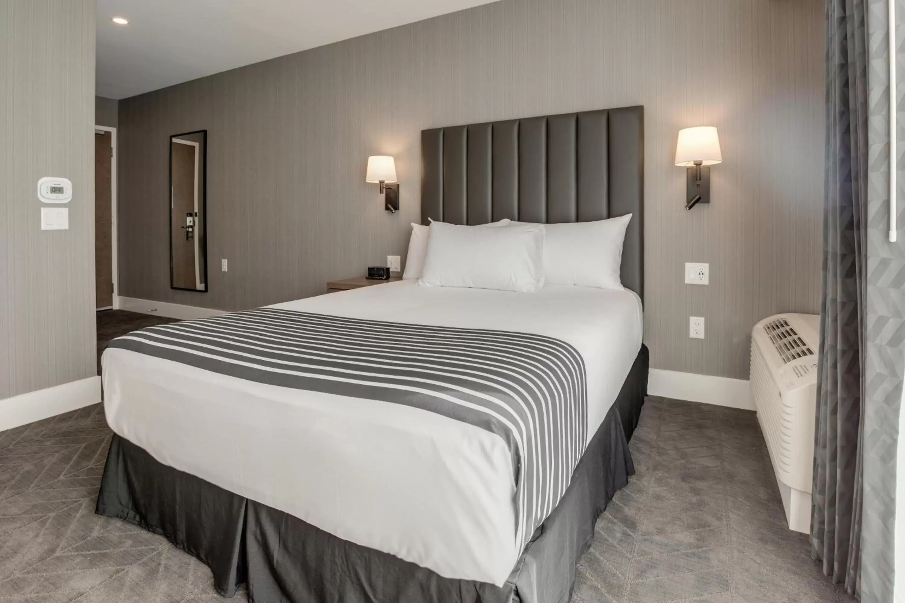 Photo of the whole room, Bed in Sandman Signature Saskatoon South Hotel