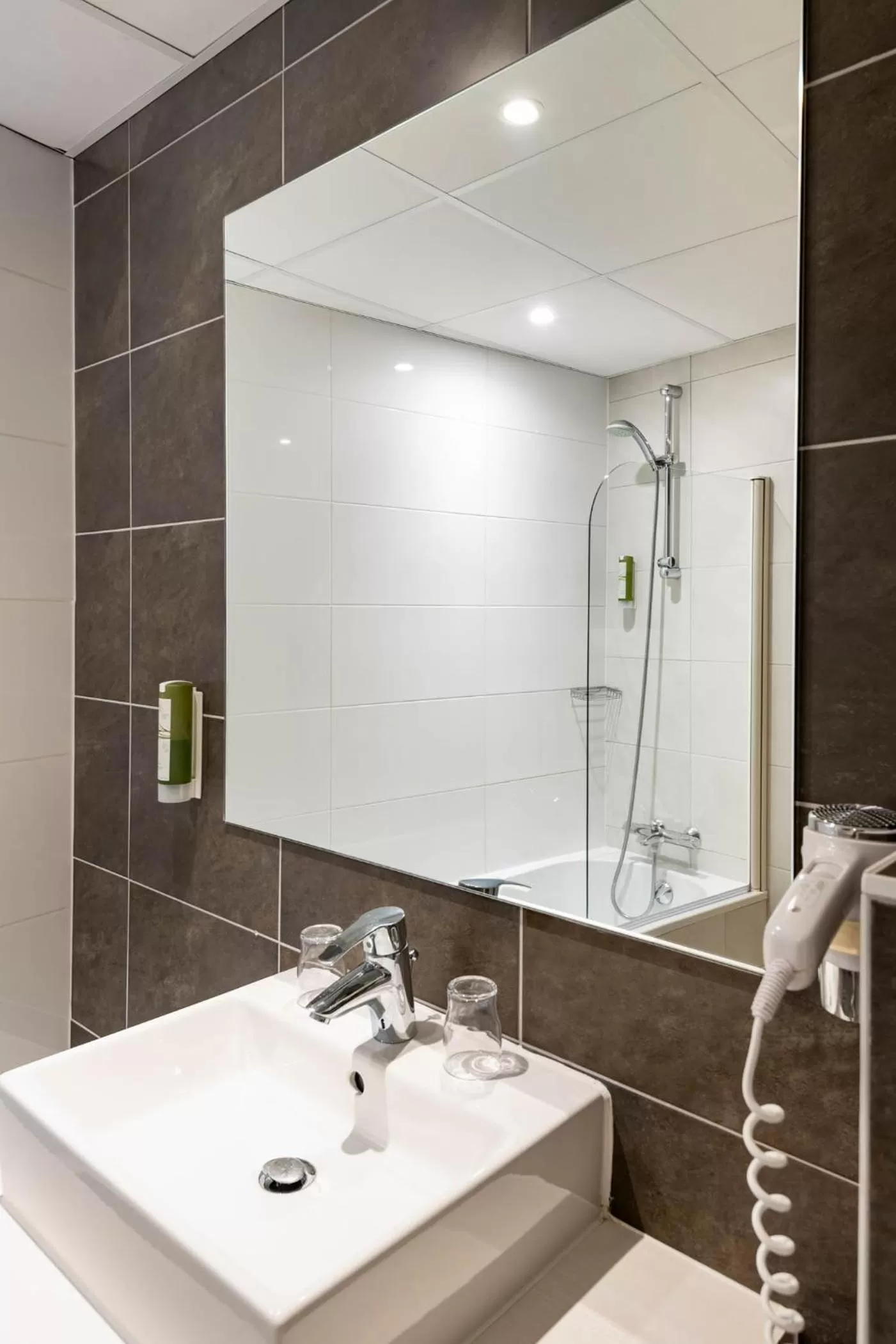 Bathroom in Hotel Kaijoo by HappyCulture