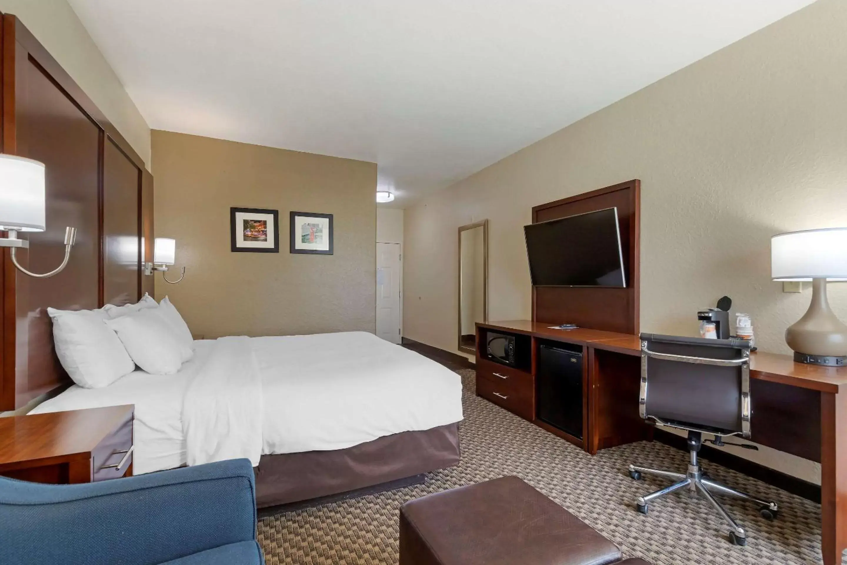 Photo of the whole room, TV/Entertainment Center in Comfort Inn & Suites Near Six Flags & Medical Center