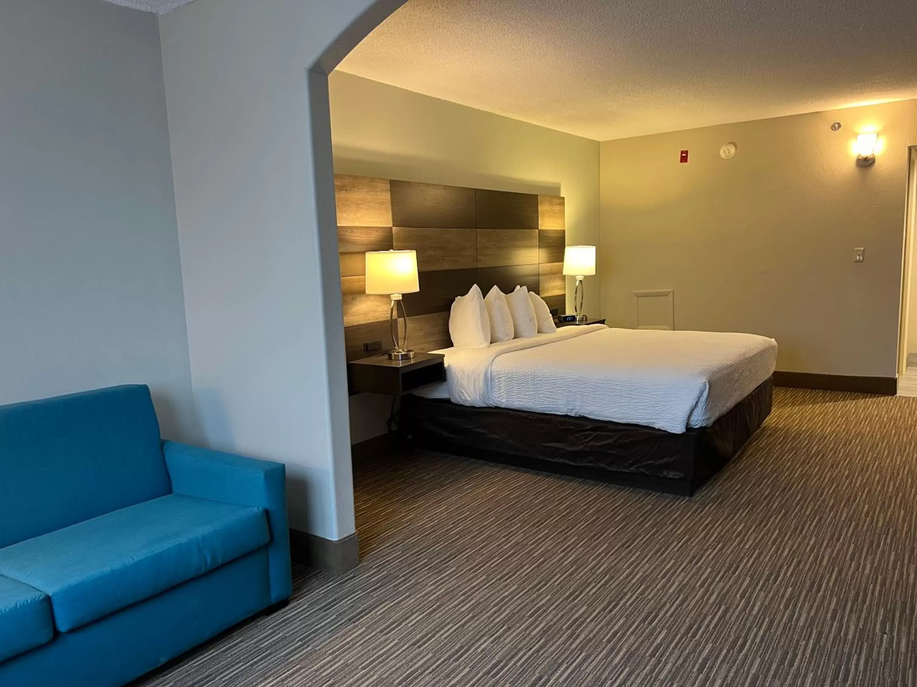 Bedroom, Bed in Quality Inn & Suites Rehoboth Beach – Dewey