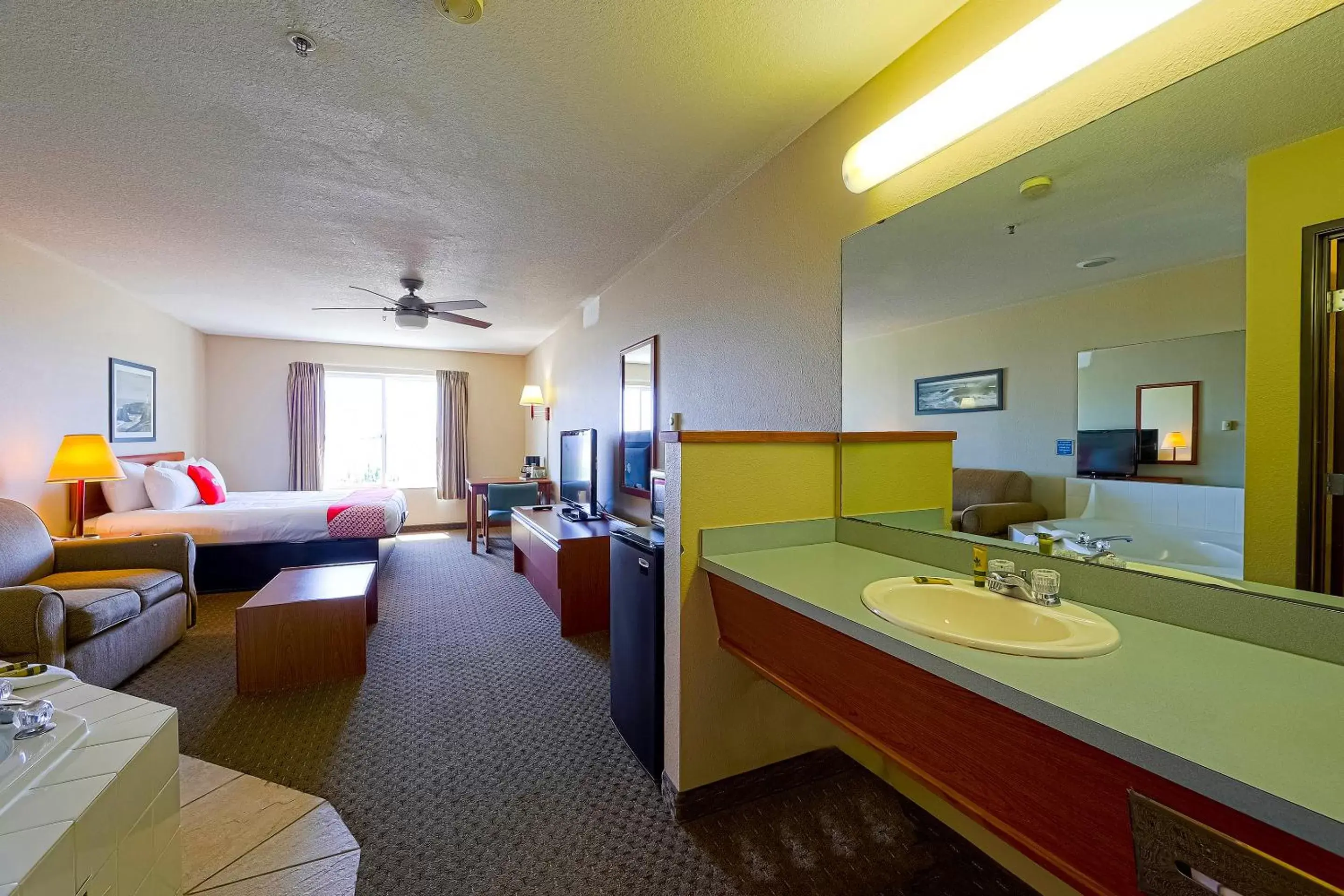 Bedroom, Bathroom in Siletz Bay Beachfront Hotel by OYO Lincoln City