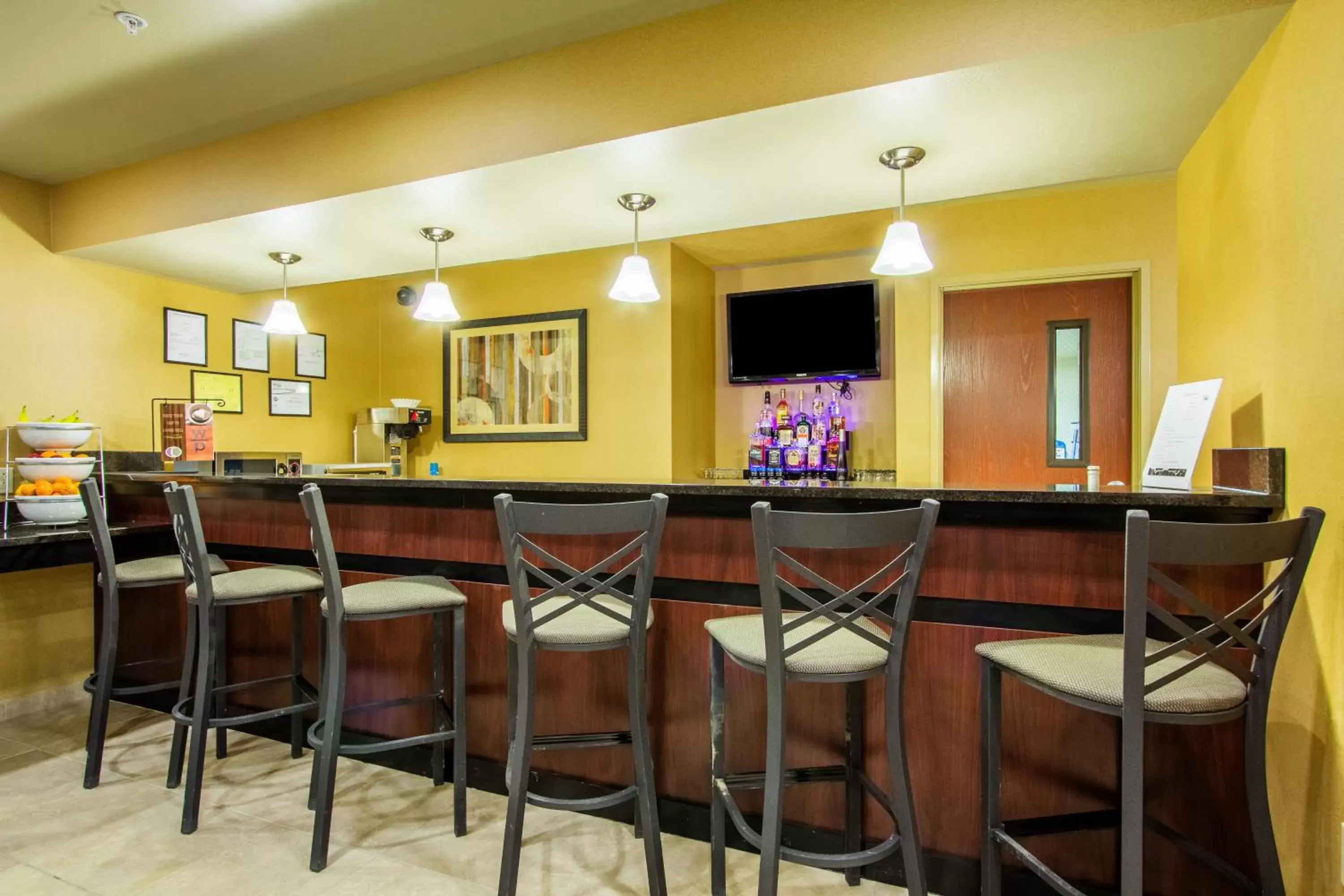 Lounge or bar, Lounge/Bar in Cobblestone Inn & Suites - Corry