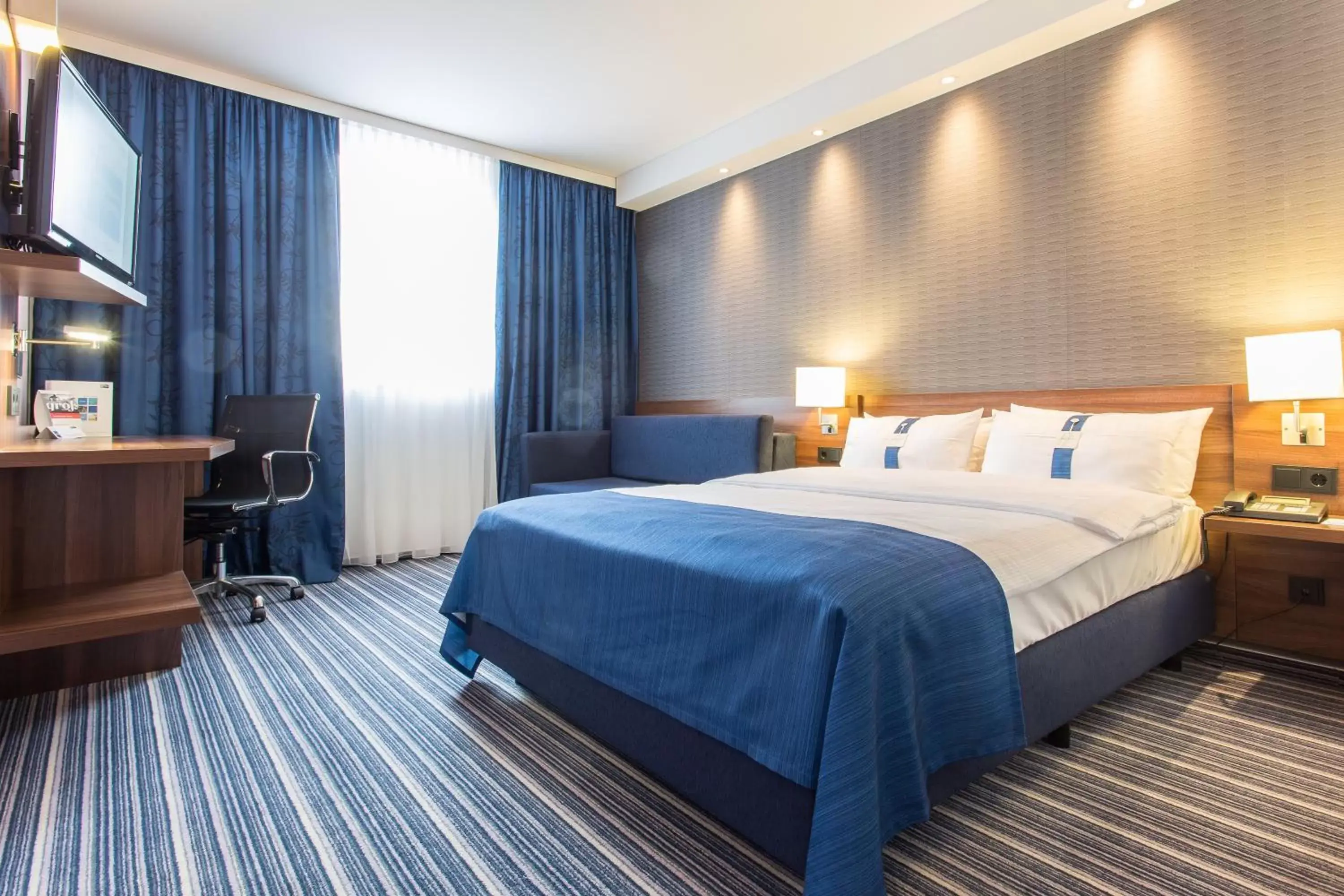 Photo of the whole room, Bed in Holiday Inn Express Neunkirchen, an IHG Hotel