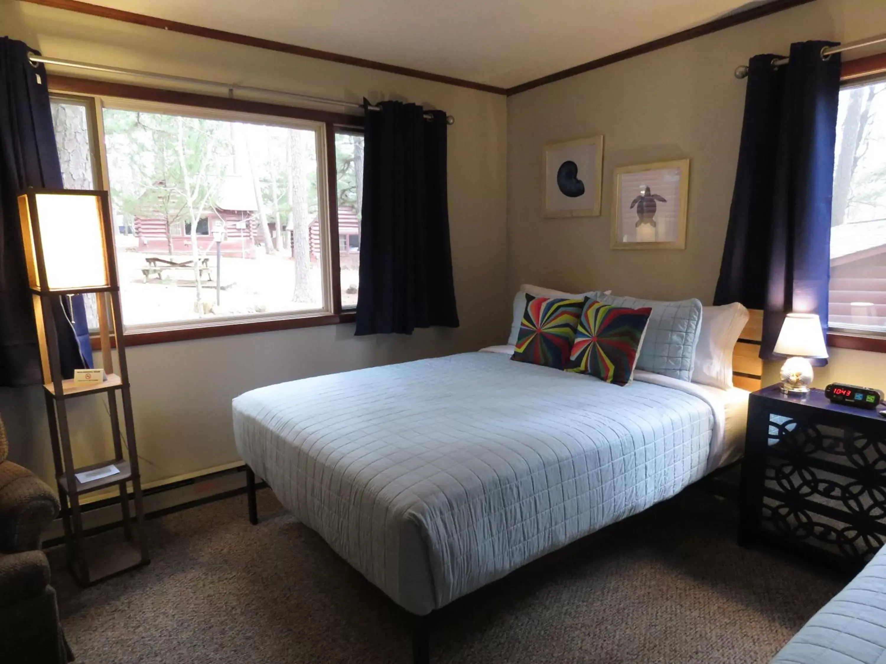 Bedroom, Bed in Tall Pines Inn