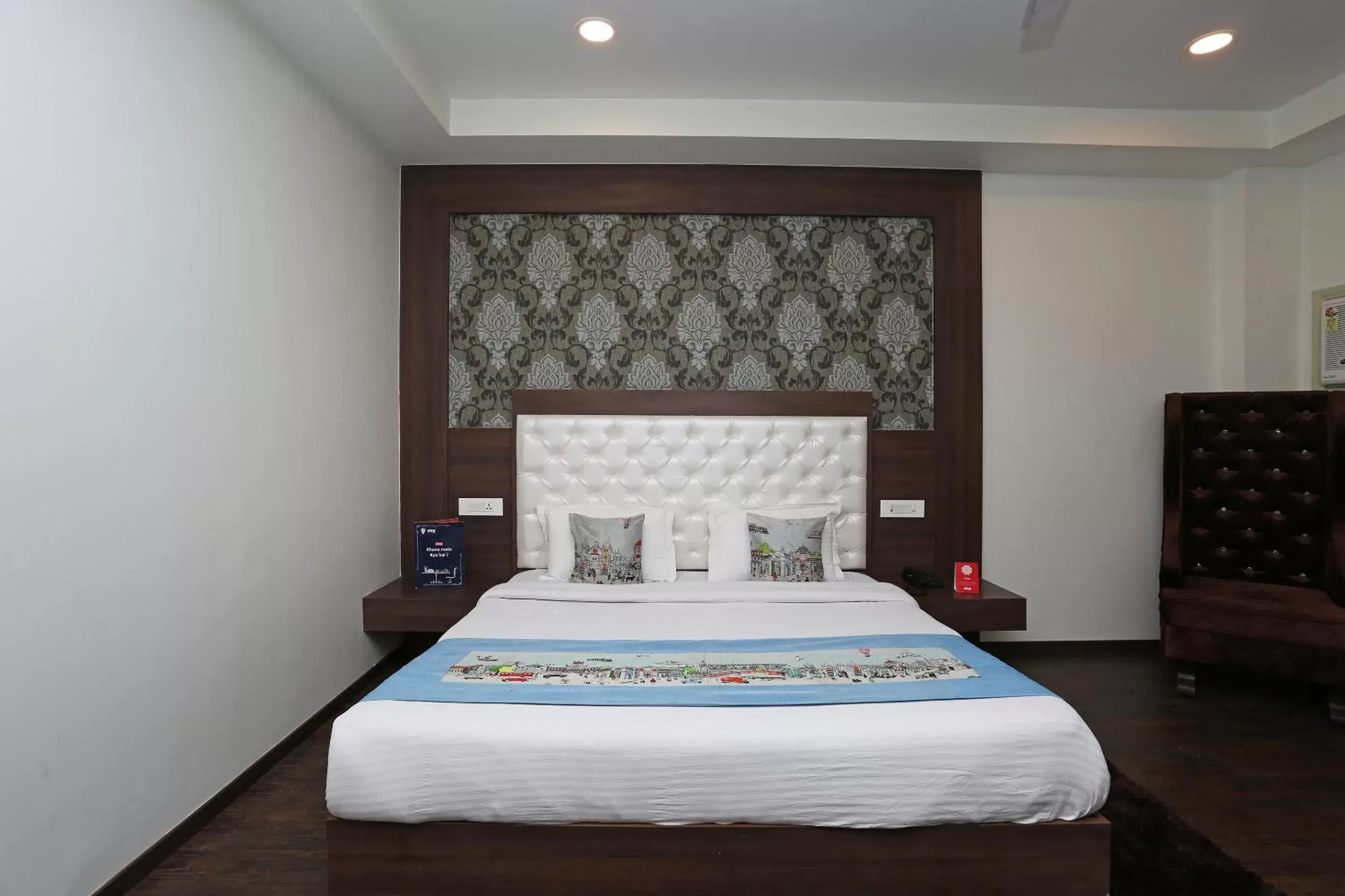 Bedroom, Bed in Hotel The Royal Krishna
