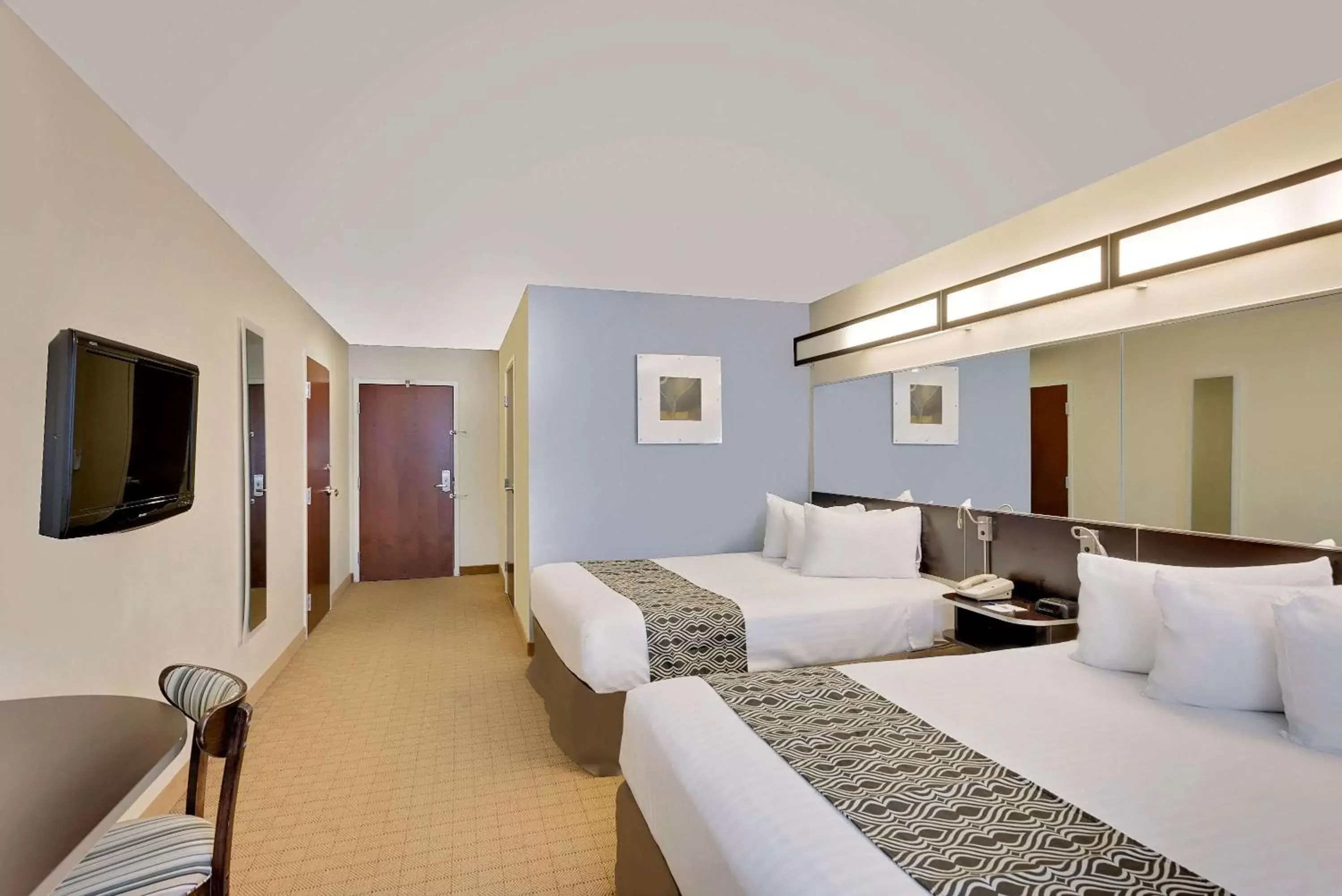 Photo of the whole room, Bed in Microtel Inn and Suites by Wyndham - Geneva