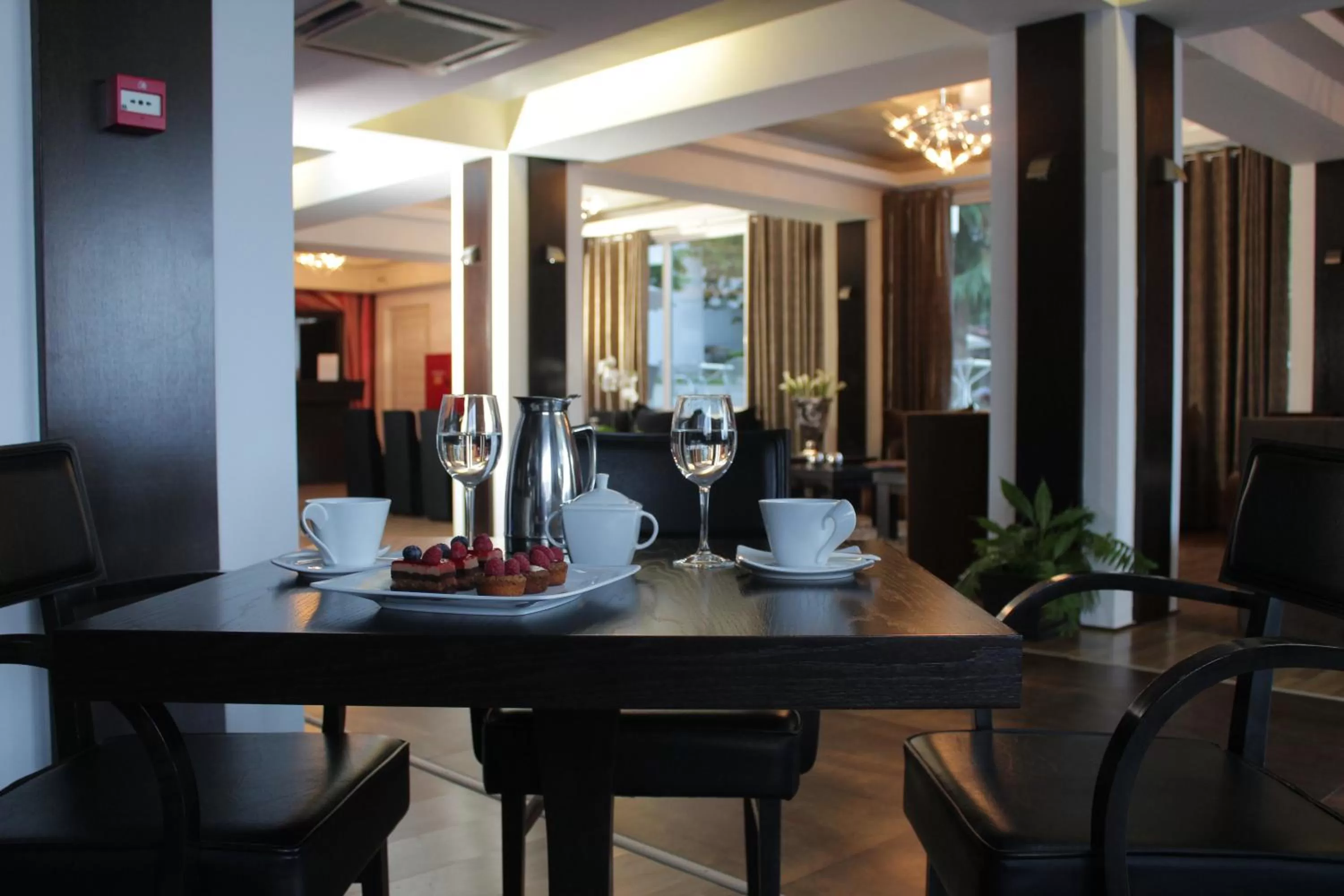 Restaurant/places to eat in Galaxy Art Hotel