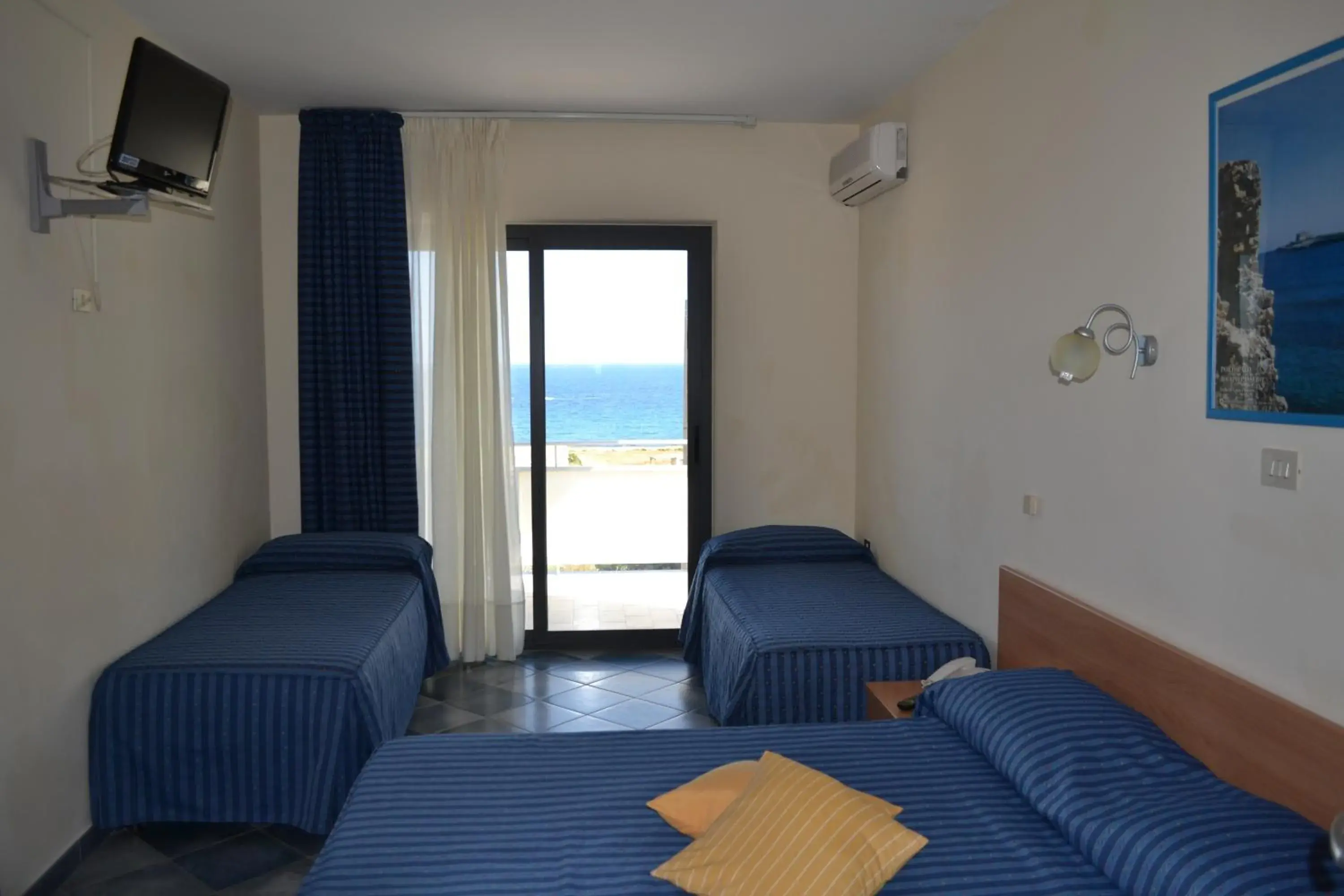 Bed, Seating Area in Hotel Jonic