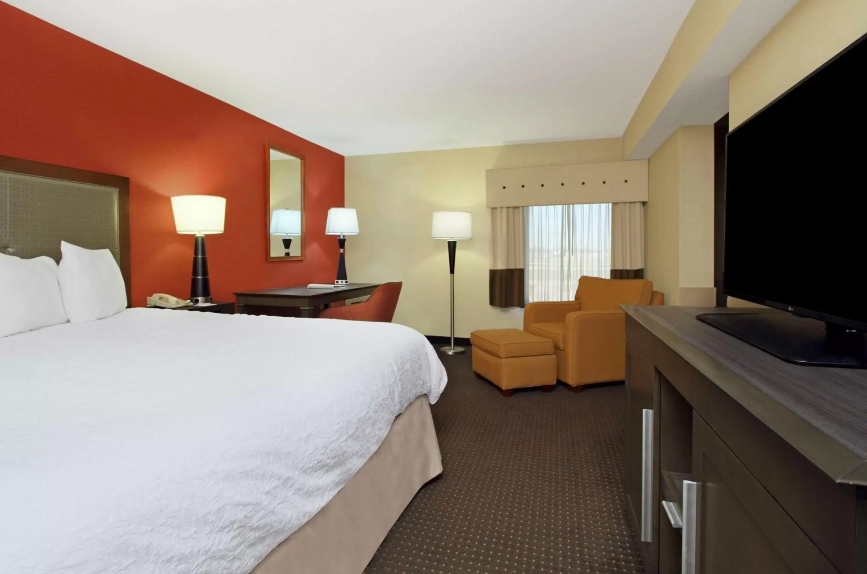 Bed in Hampton Inn Columbus-International Airport