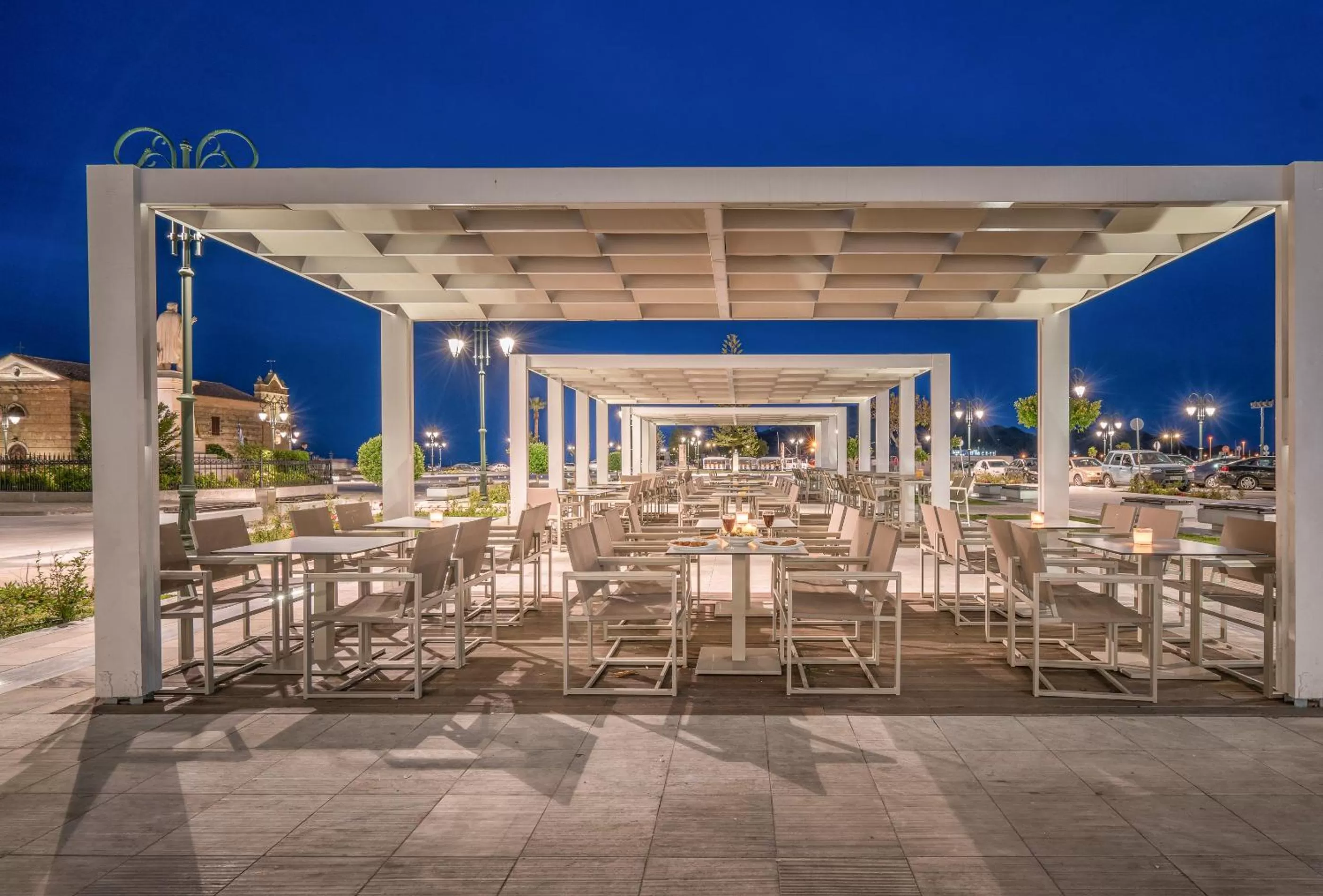 Restaurant/places to eat in Phoenix Hotel