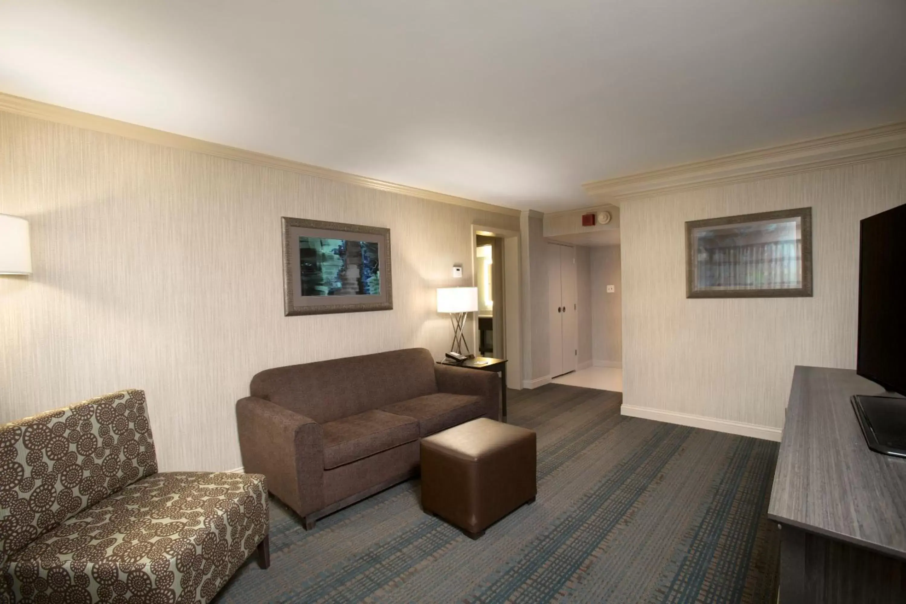 Photo of the whole room, Seating Area in Holiday Inn Columbus Dwtn-Capitol Square, an IHG Hotel