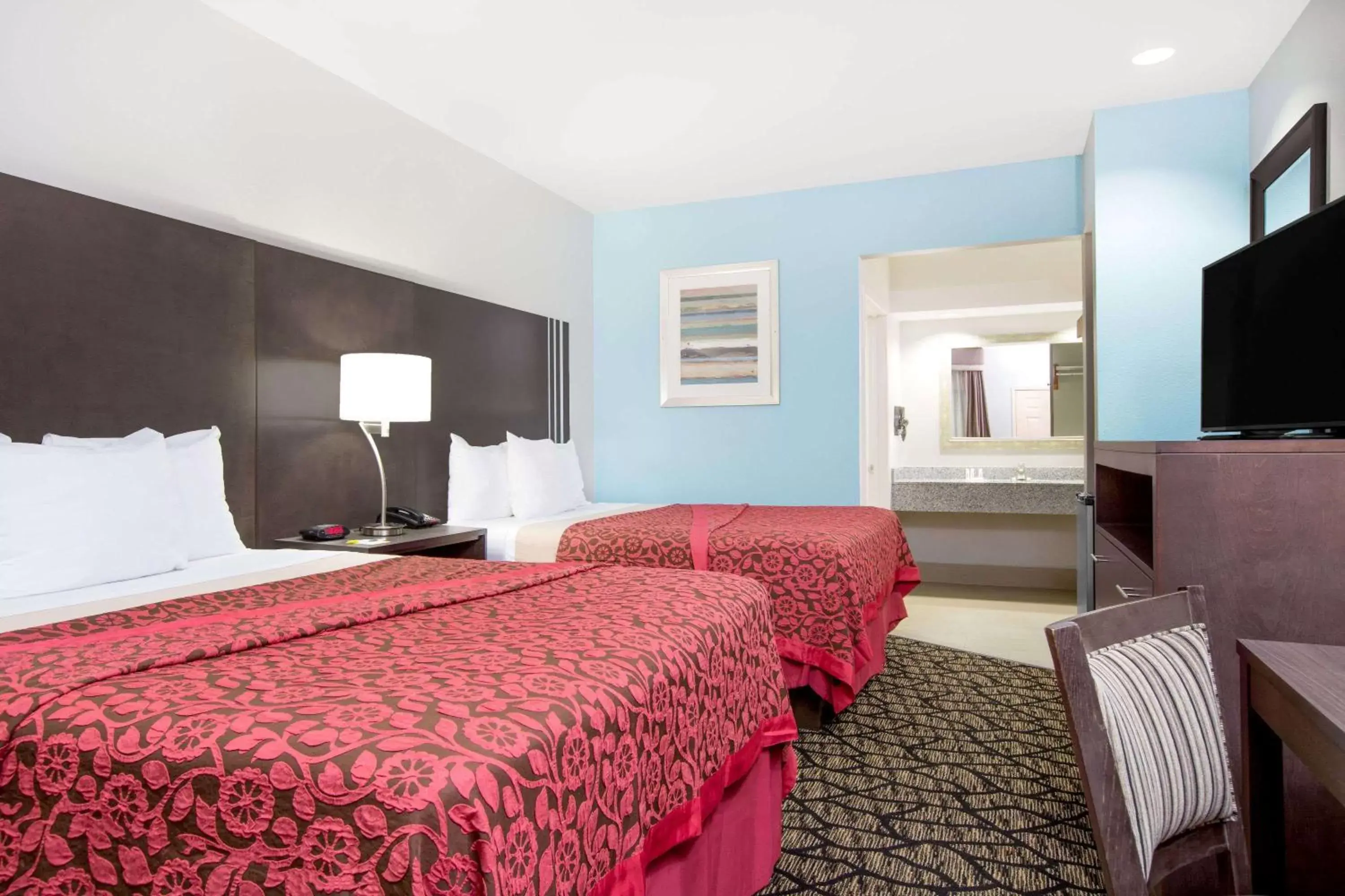 Photo of the whole room, Bed in Days Inn & Suites by Wyndham Madisonville
