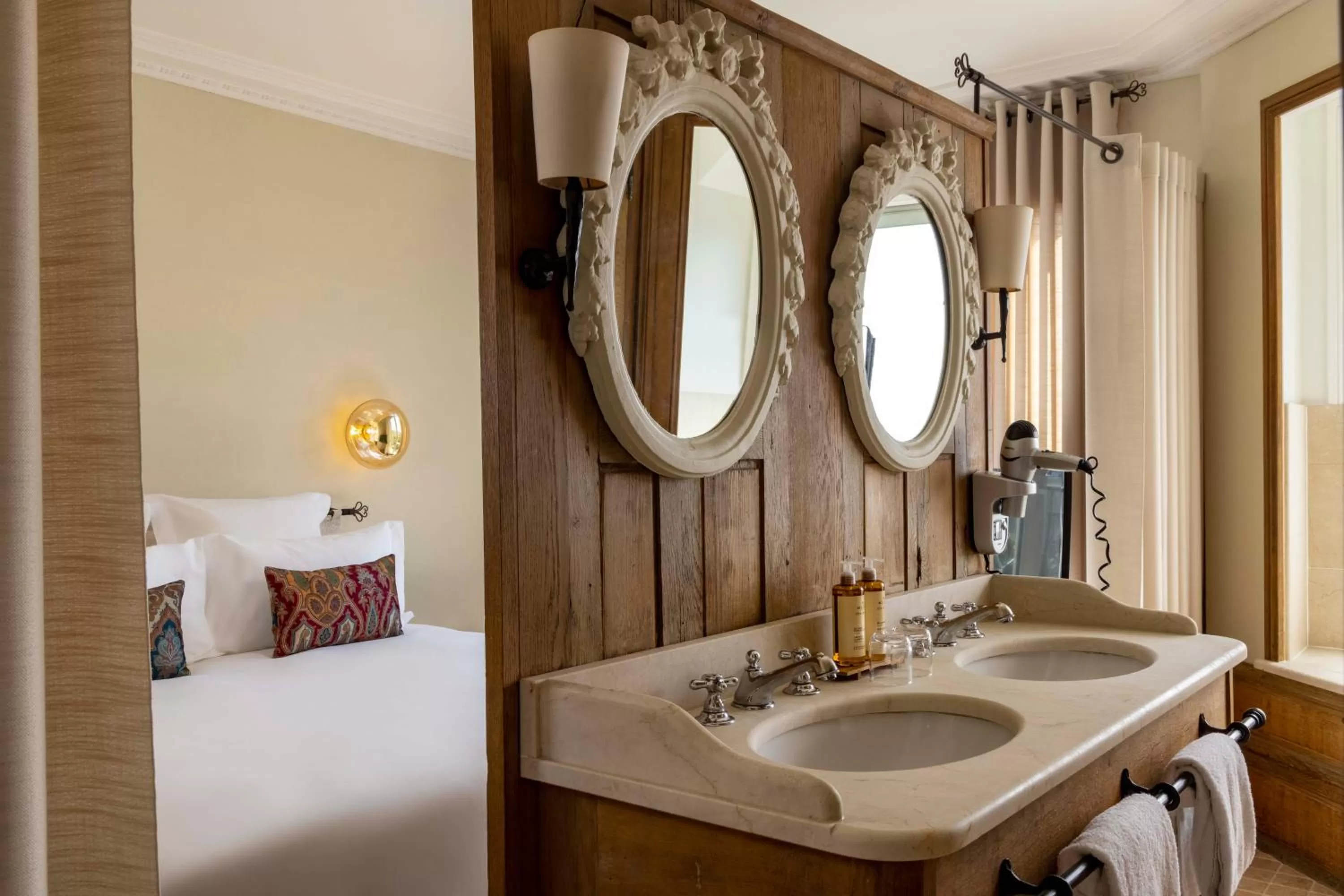 Toilet, Bed in Hôtel de Banville