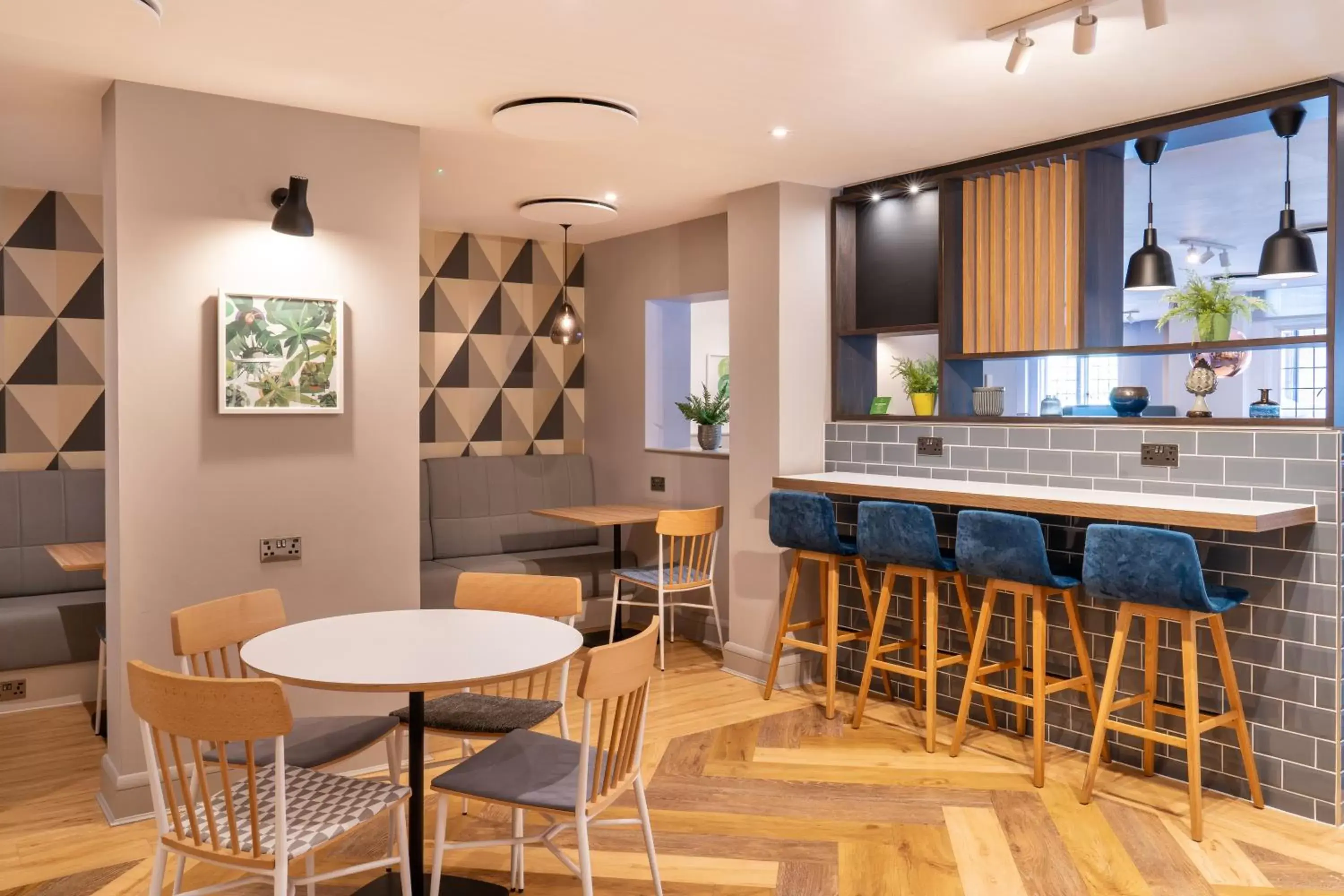 Dining area, Lounge/Bar in Holiday Inn London-Bexley, an IHG Hotel