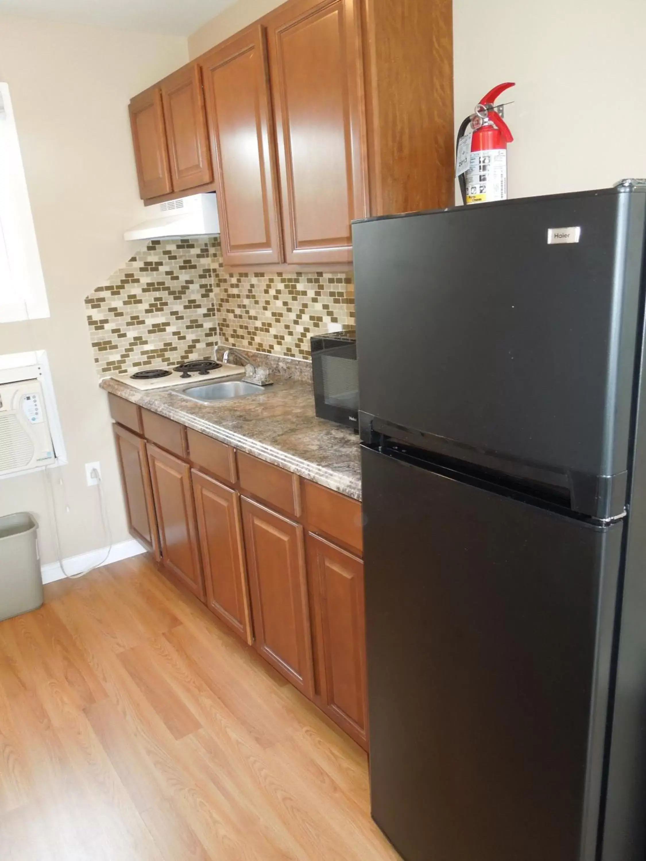 Decorative detail, Kitchen/Kitchenette in Mango Motel