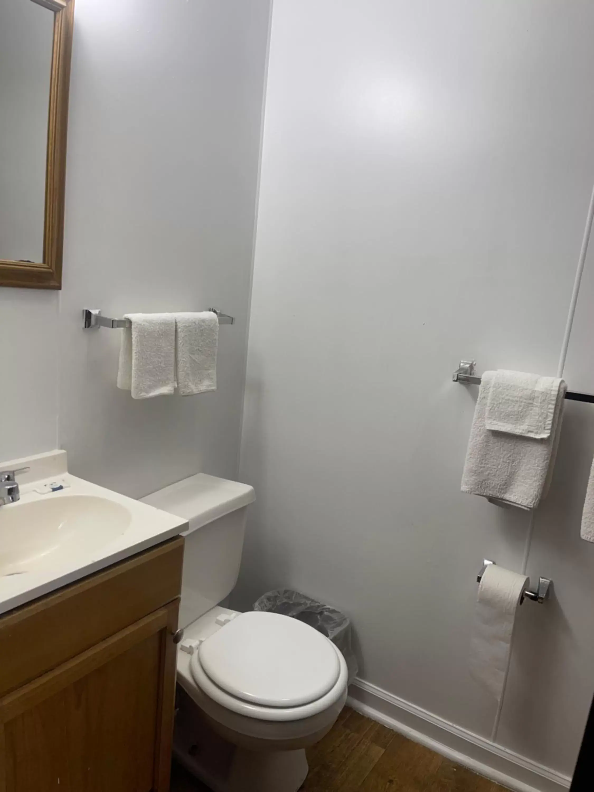 Toilet, Bathroom in Pennswoods Inn