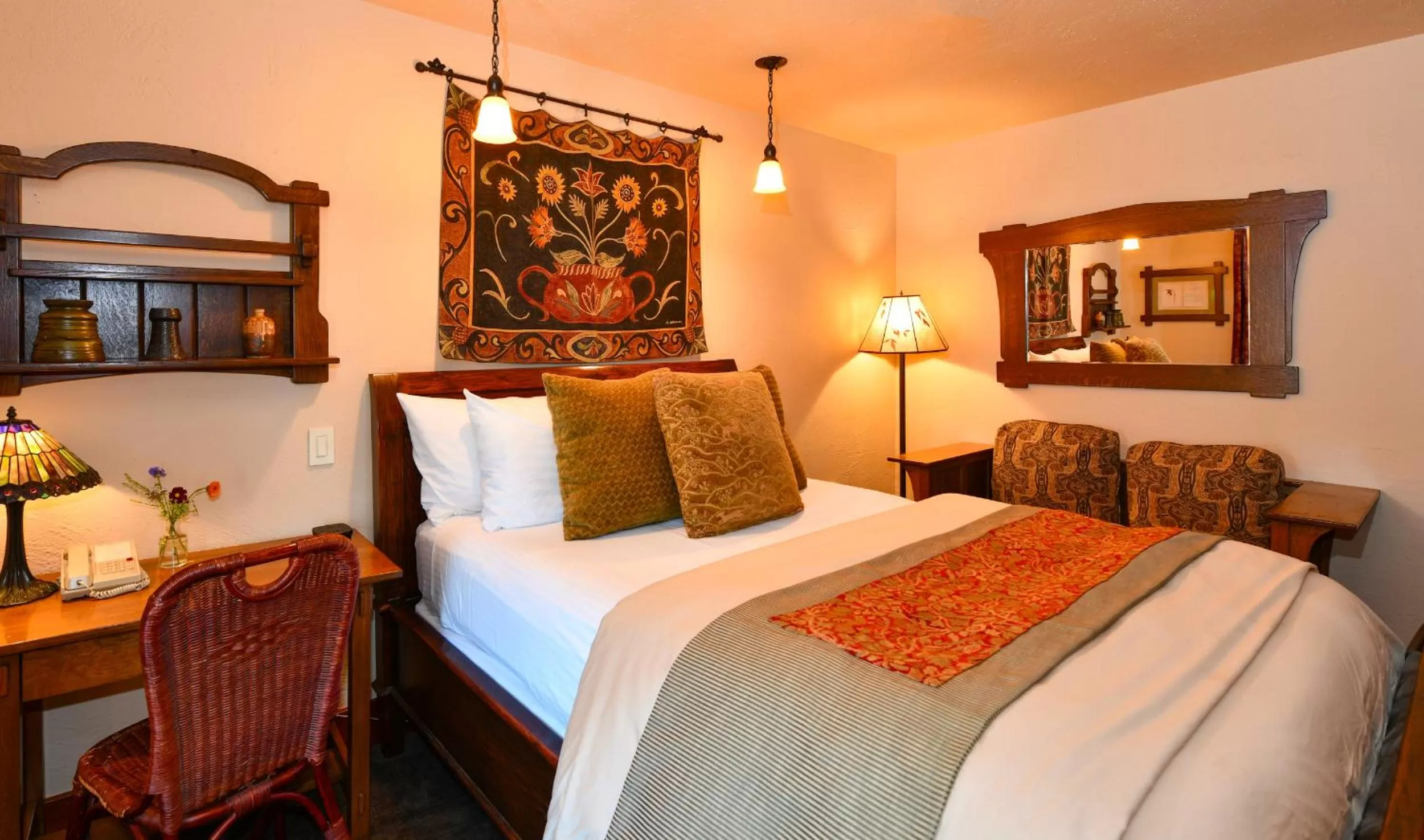 Bedroom, Bed in Blackbird Inn