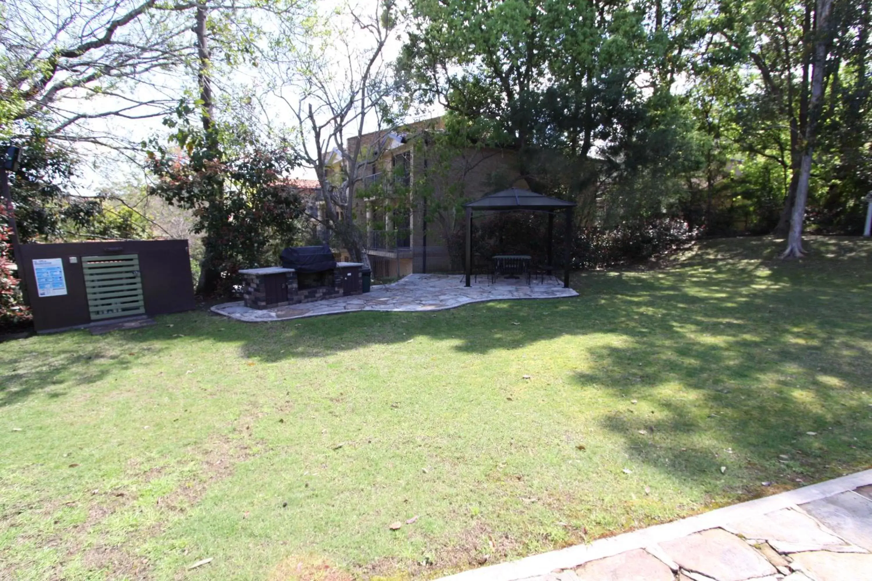 BBQ facilities in Waterview Gosford Motor Inn BBQ facilities in Waterview Gosford Motor Inn